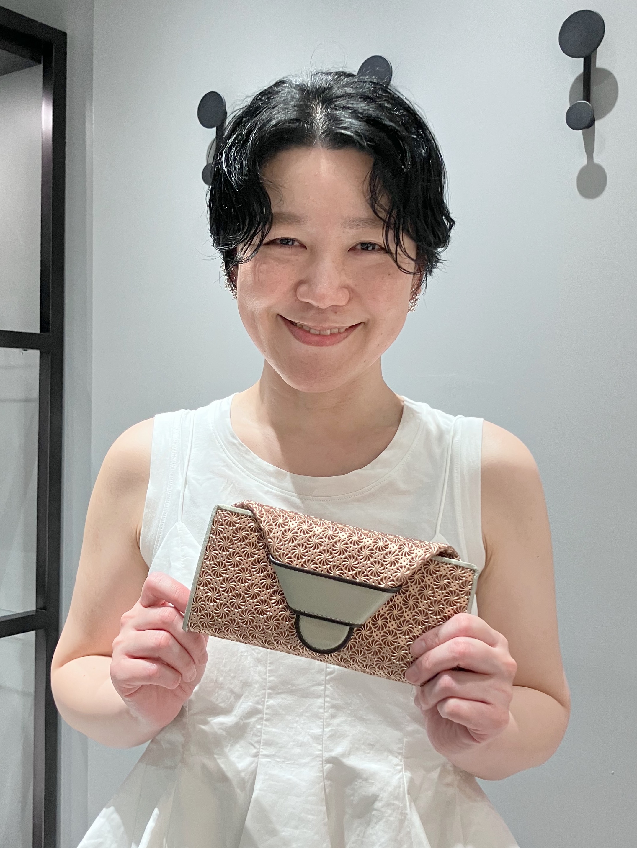 Cさんの「HIROKO HAYASHI｜【数量限定】GIRASOLE CIOCCOLATA（ジラソーレ チョコラータ）薄型二つ折り財布」を使ったコーディネート