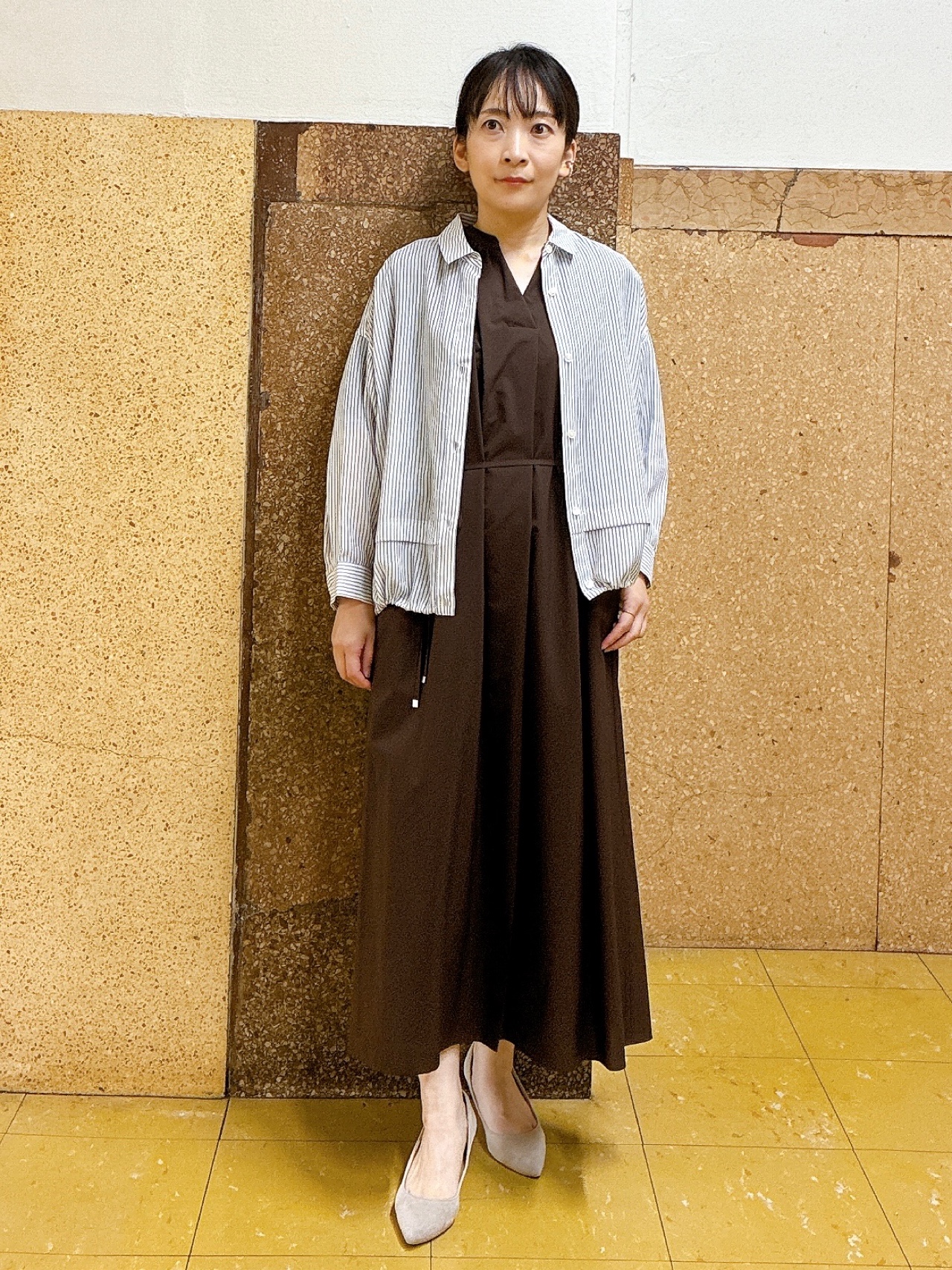 hattoriさんの「INDIVI｜【接触冷感／洗える／2WAY】ドロスト付 シアーシャンブレーシャツ」を使ったコーディネート
