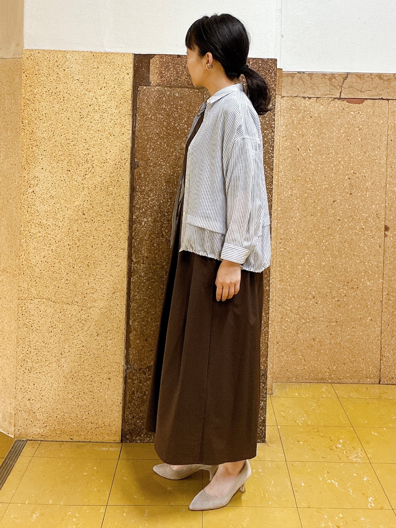 hattoriさんの「INDIVI｜【接触冷感／洗える／2WAY】ドロスト付 シアーシャンブレーシャツ」を使ったコーディネート
