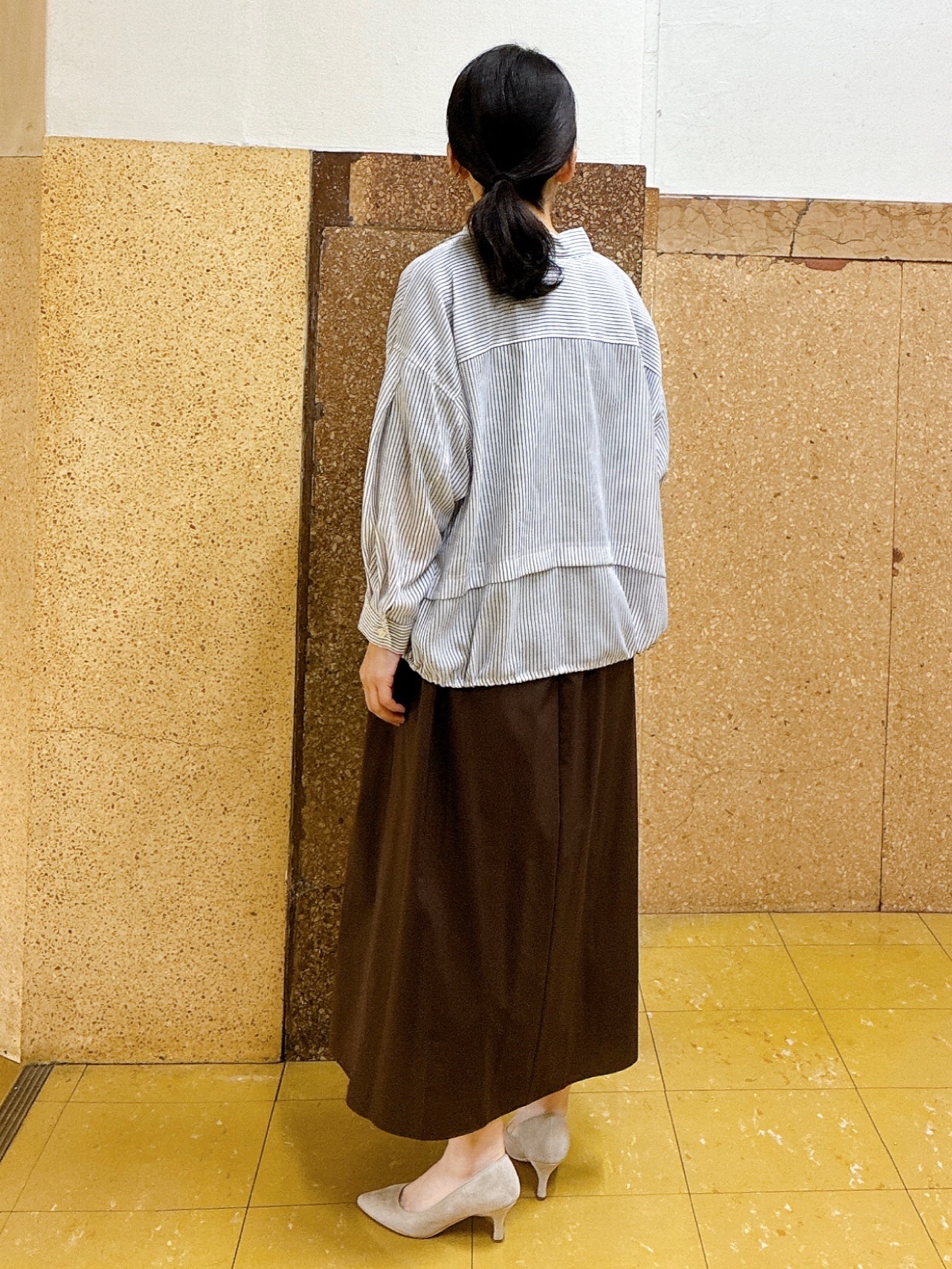 hattoriさんの「INDIVI｜【接触冷感／洗える／2WAY】ドロスト付 シアーシャンブレーシャツ」を使ったコーディネート