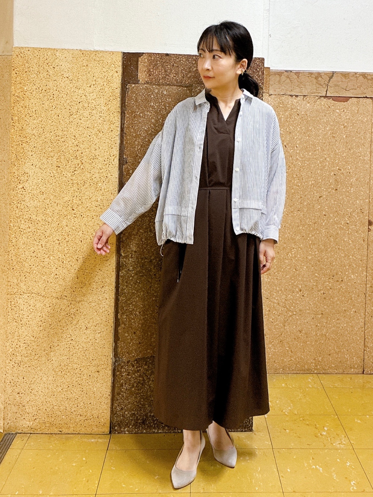 hattoriさんの「INDIVI｜【接触冷感／洗える／2WAY】ドロスト付 シアーシャンブレーシャツ」を使ったコーディネート