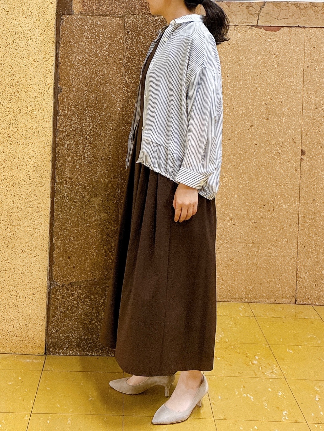 hattoriさんの「INDIVI｜【接触冷感／洗える／2WAY】ドロスト付 シアーシャンブレーシャツ」を使ったコーディネート