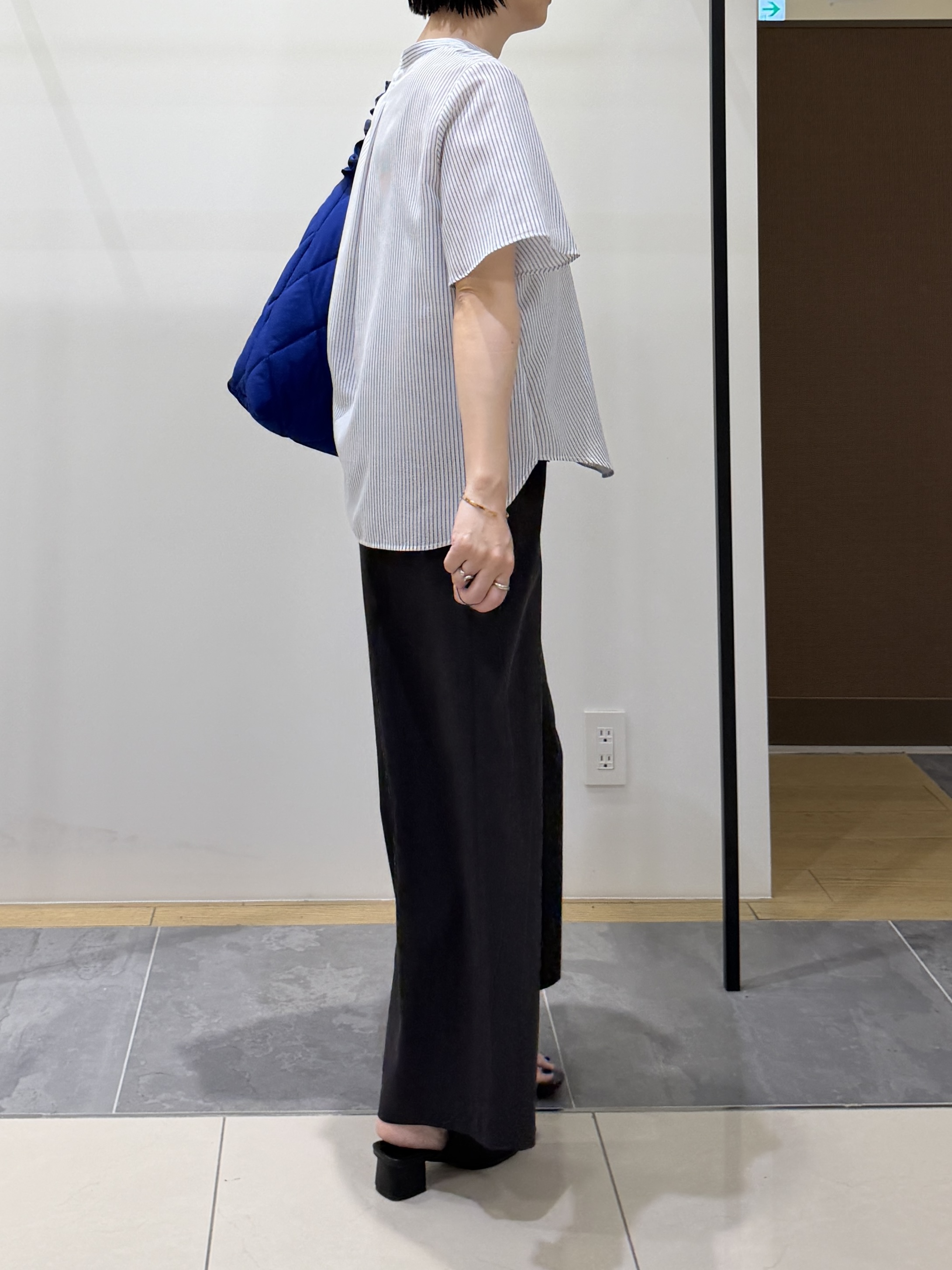 shihoさんの「INDIVI｜【接触冷感/洗える】シアーシャンブレーピンタックブラウス」を使ったコーディネート