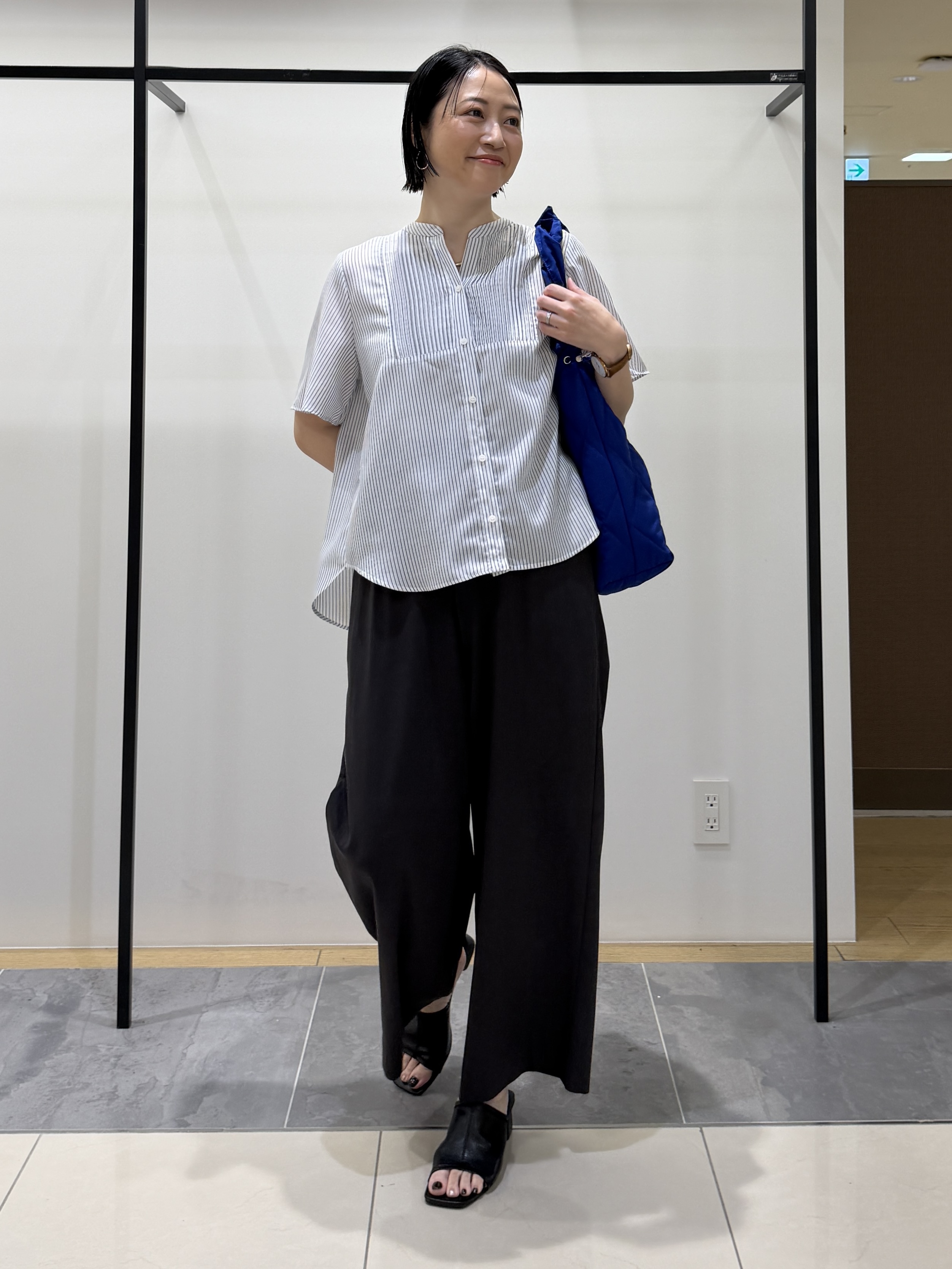 shihoさんの「INDIVI｜【接触冷感/洗える】シアーシャンブレーピンタックブラウス」を使ったコーディネート