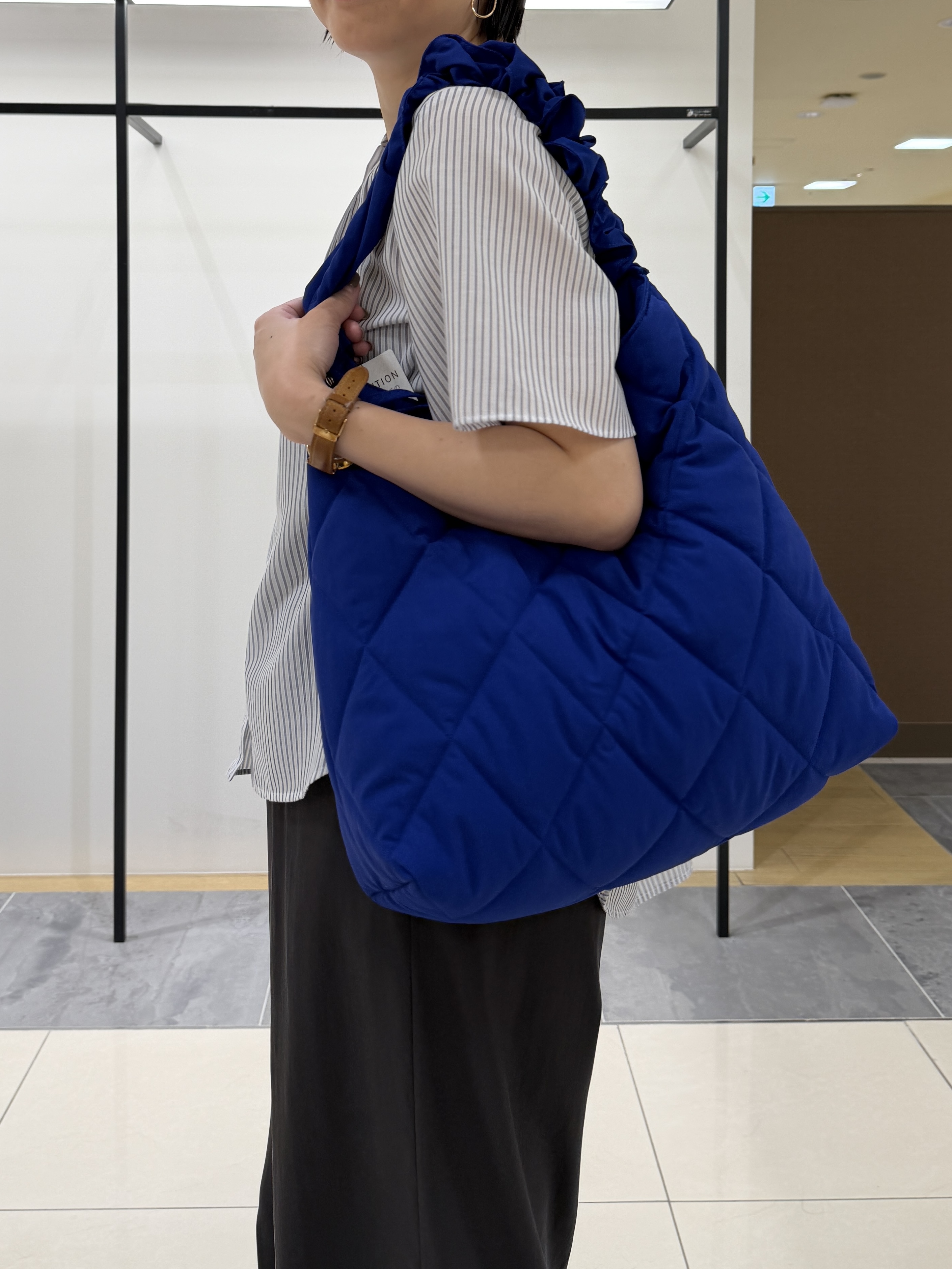shihoさんの「INDIVI｜【接触冷感/洗える】シアーシャンブレーピンタックブラウス」を使ったコーディネート