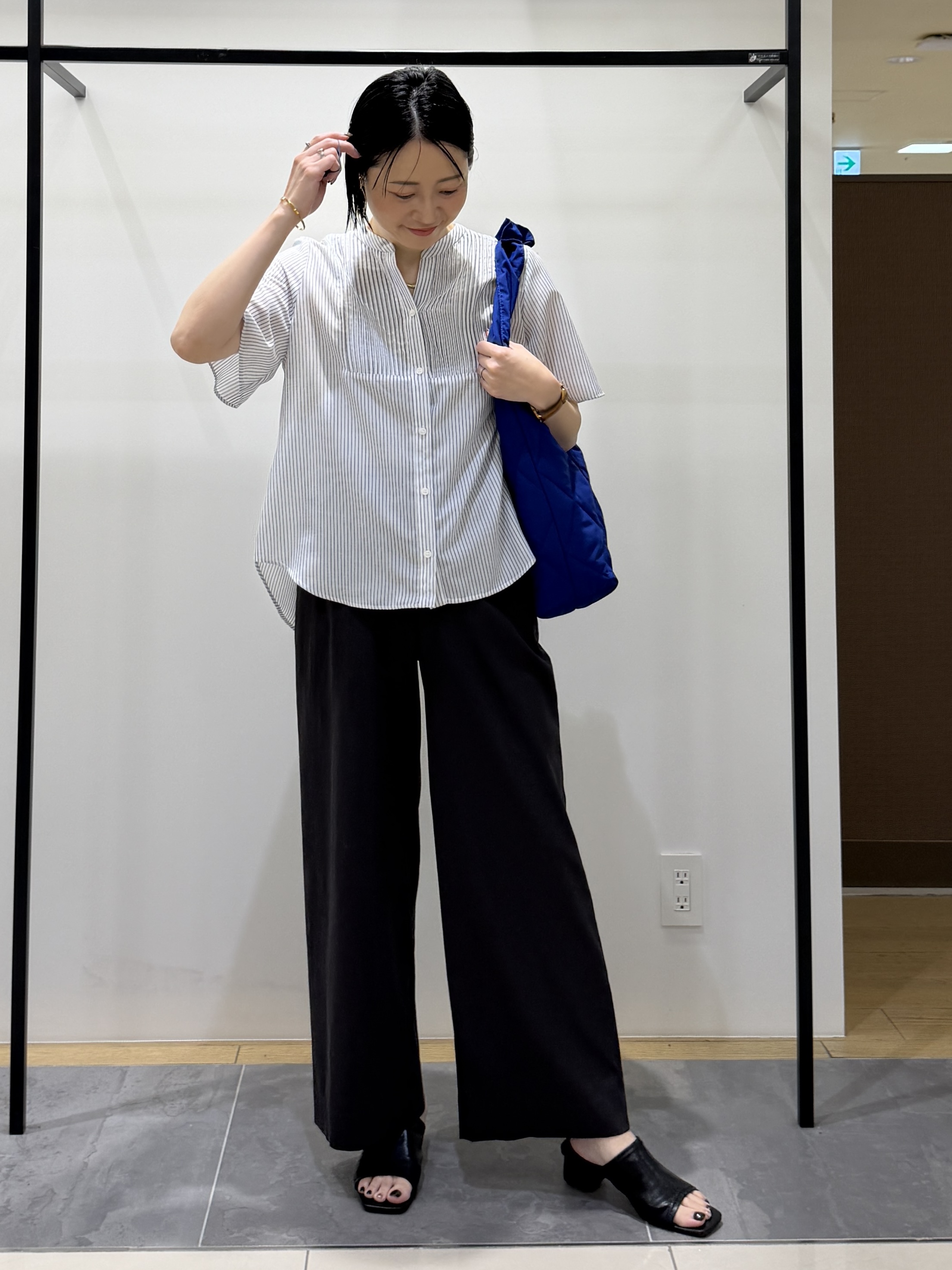 shihoさんの「INDIVI｜【接触冷感/洗える】シアーシャンブレーピンタックブラウス」を使ったコーディネート