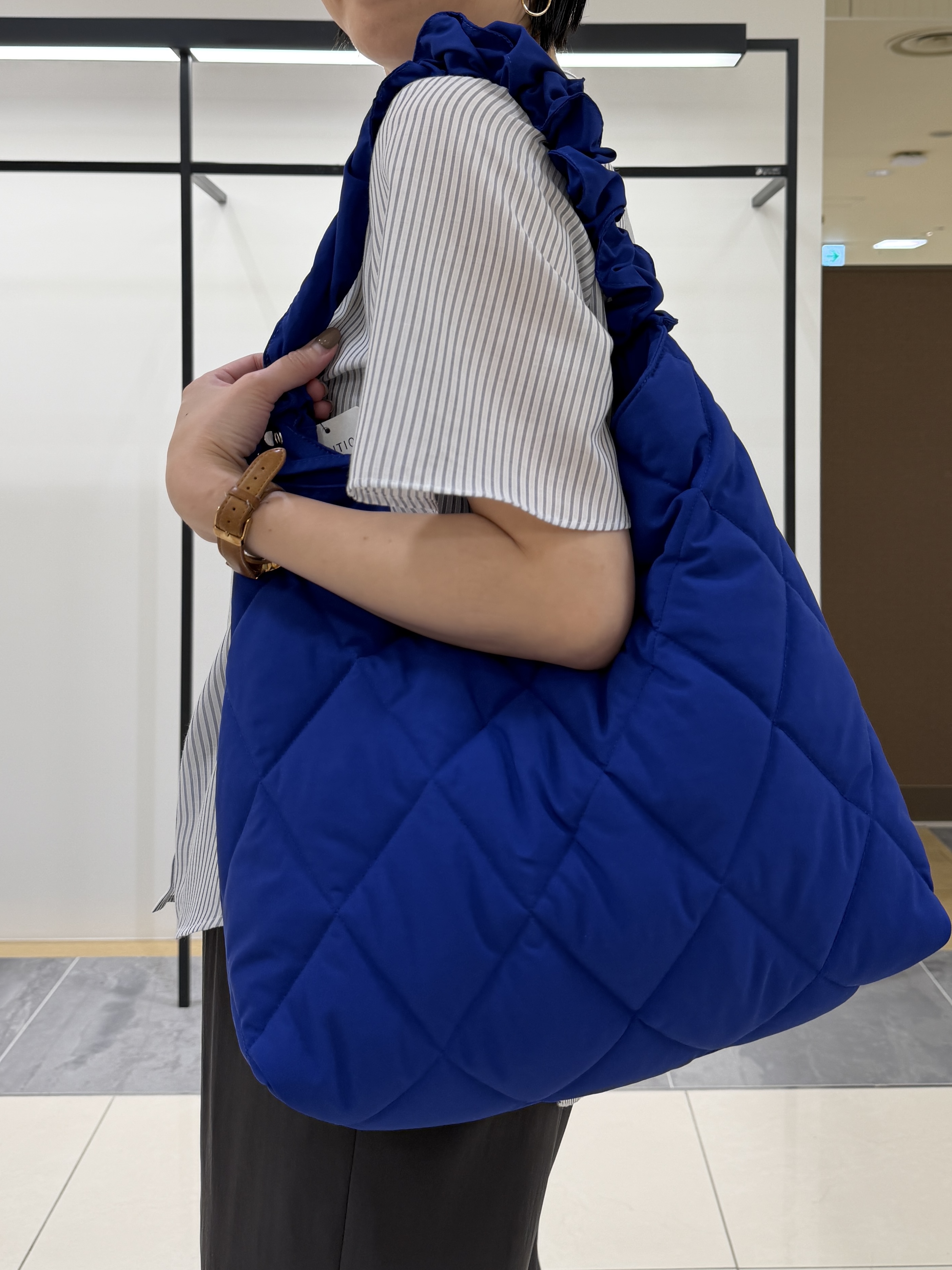 shihoさんの「INDIVI｜【接触冷感/洗える】シアーシャンブレーピンタックブラウス」を使ったコーディネート
