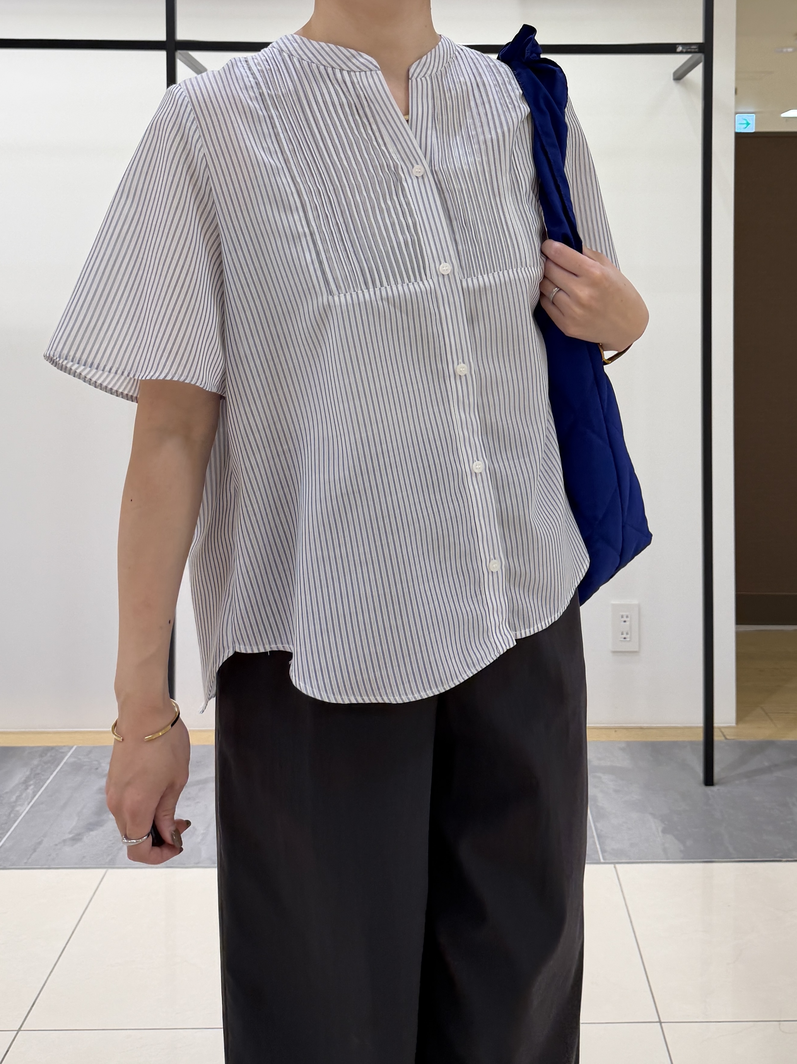 shihoさんの「INDIVI｜【接触冷感/洗える】シアーシャンブレーピンタックブラウス」を使ったコーディネート