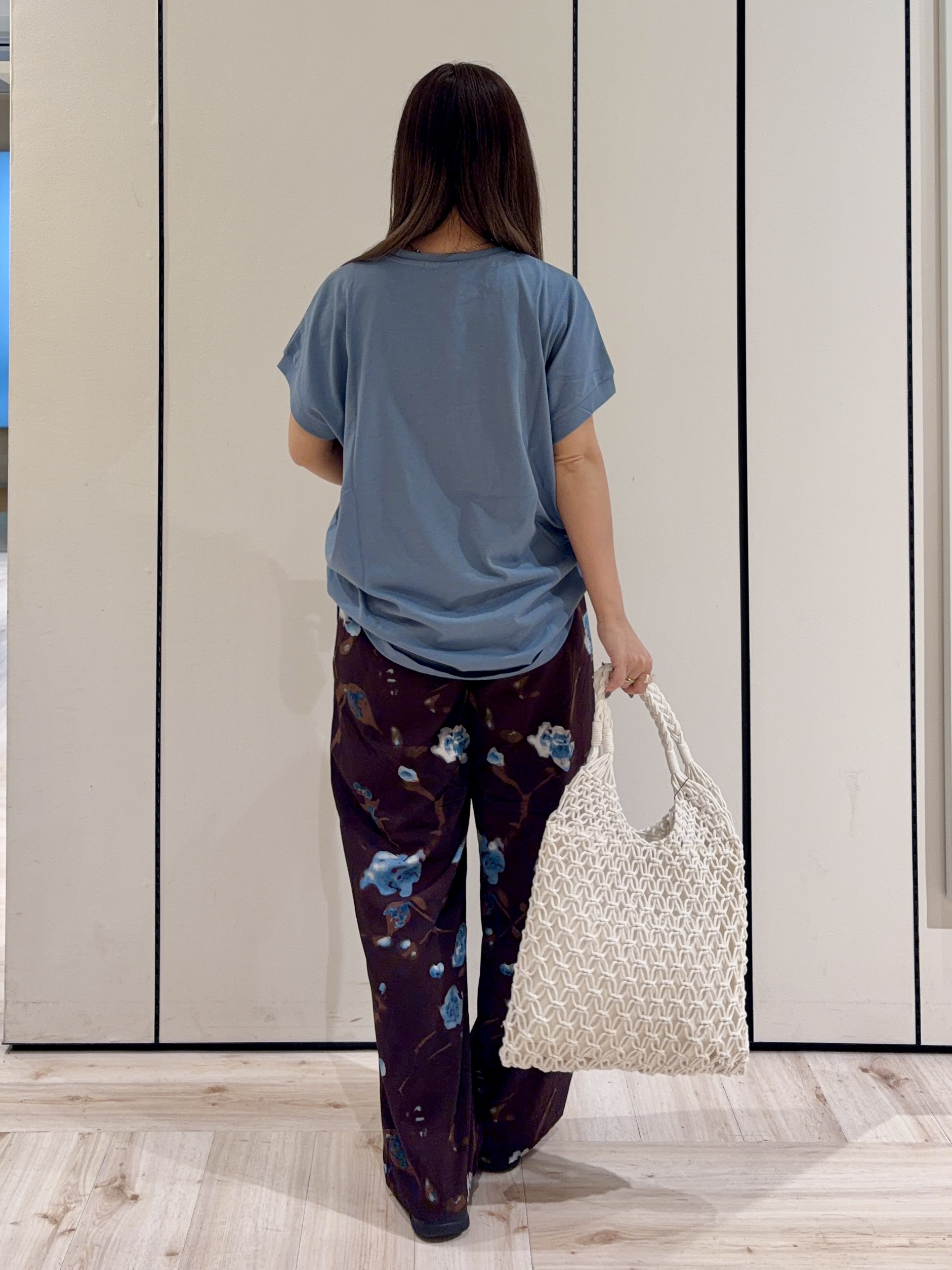 ひっかさんの「SHOO･LA･RUE｜【汗じみ防止/ひんやり/S-LL】インせず着られる 刺繍ロゴTシャツ」を使ったコーディネート