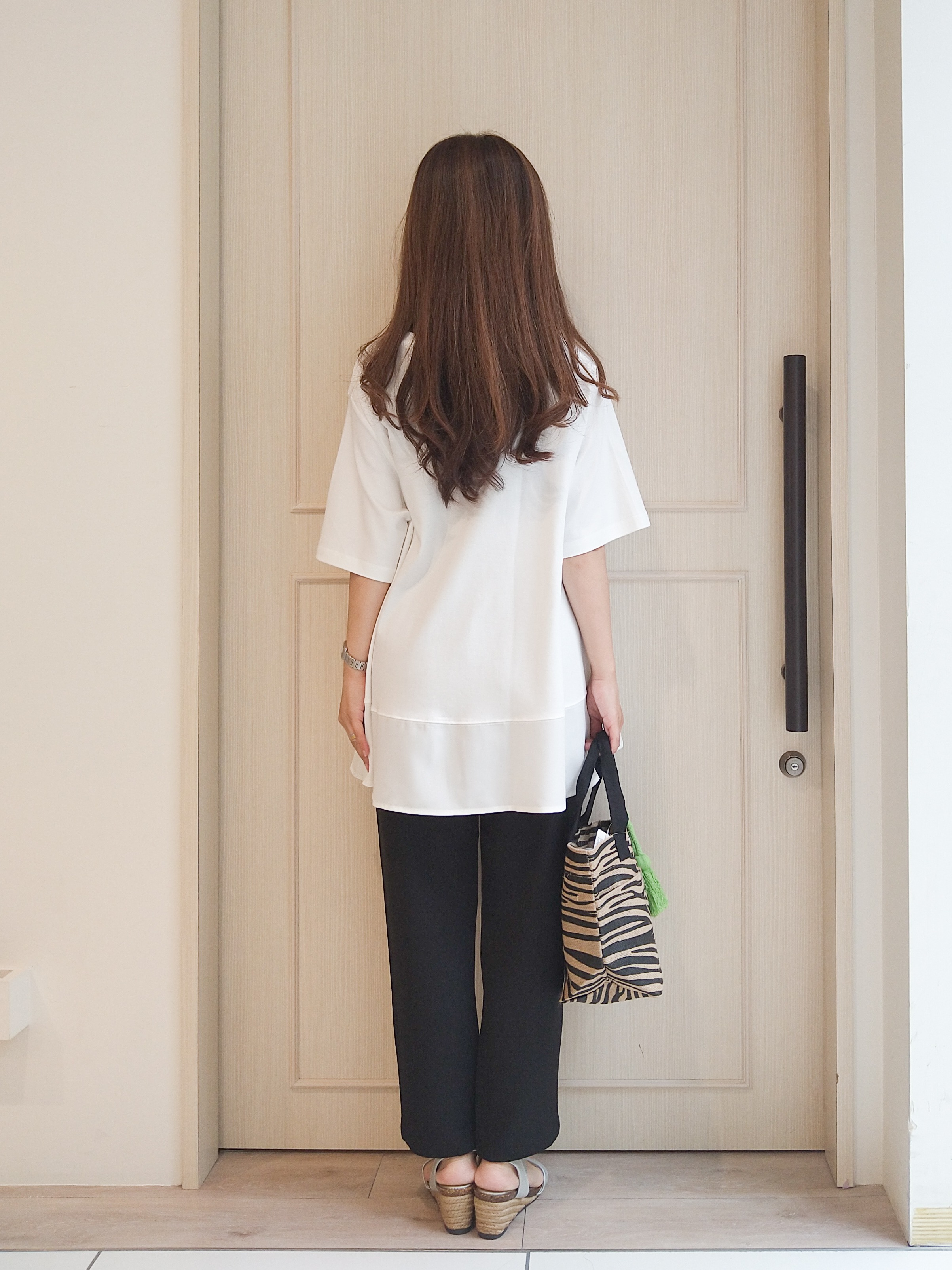 mi-saさんの「SHOO･LA･RUE｜【ひんやり/UV/抗菌防臭】体型カバーも叶う 裾切り替えAライントップス」を使ったコーディネート