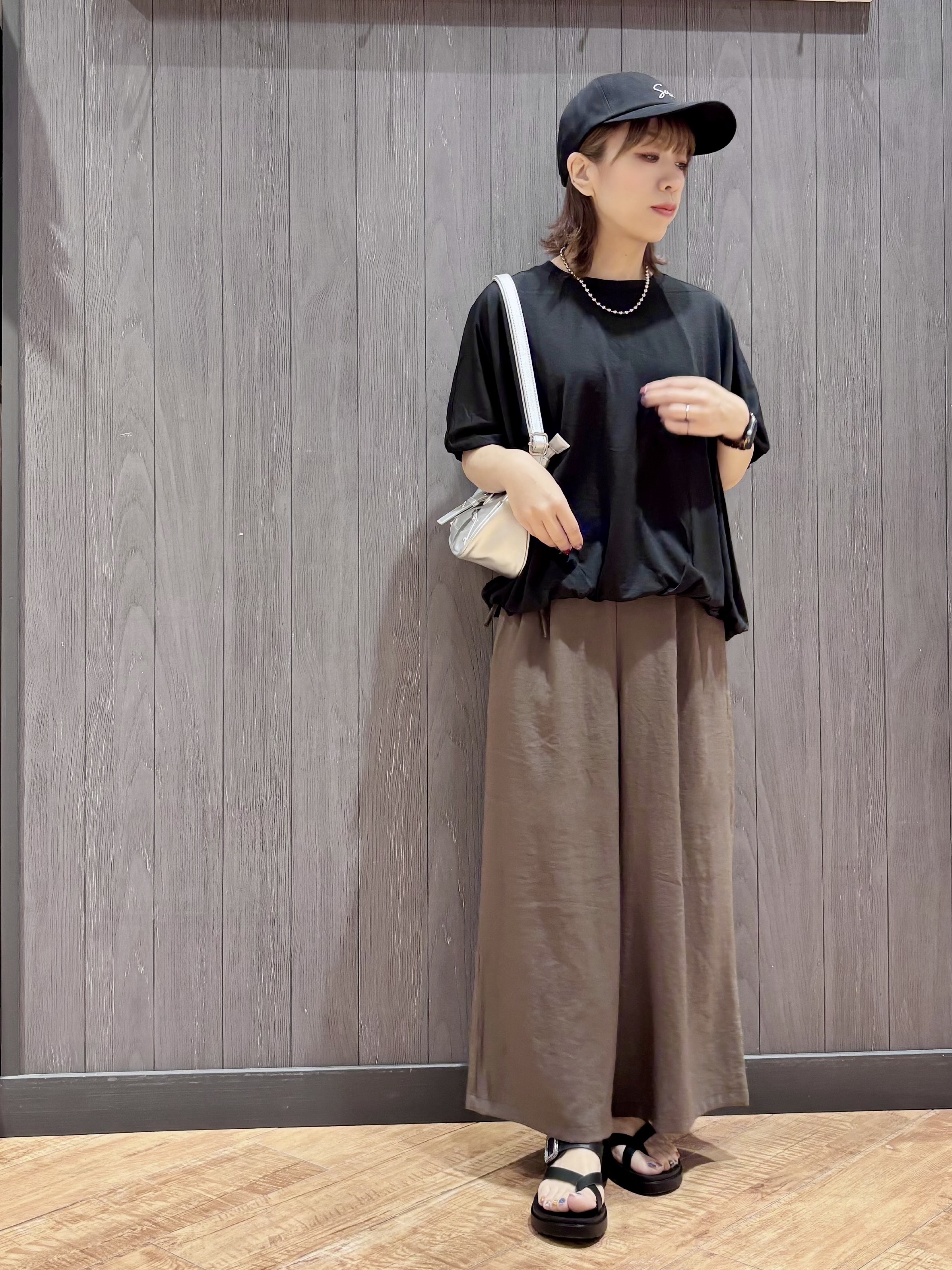 meiさんの「SHOO･LA･RUE｜【ひんやり/洗濯機可】インせず着られる バルーンデザインTシャツ」を使ったコーディネート