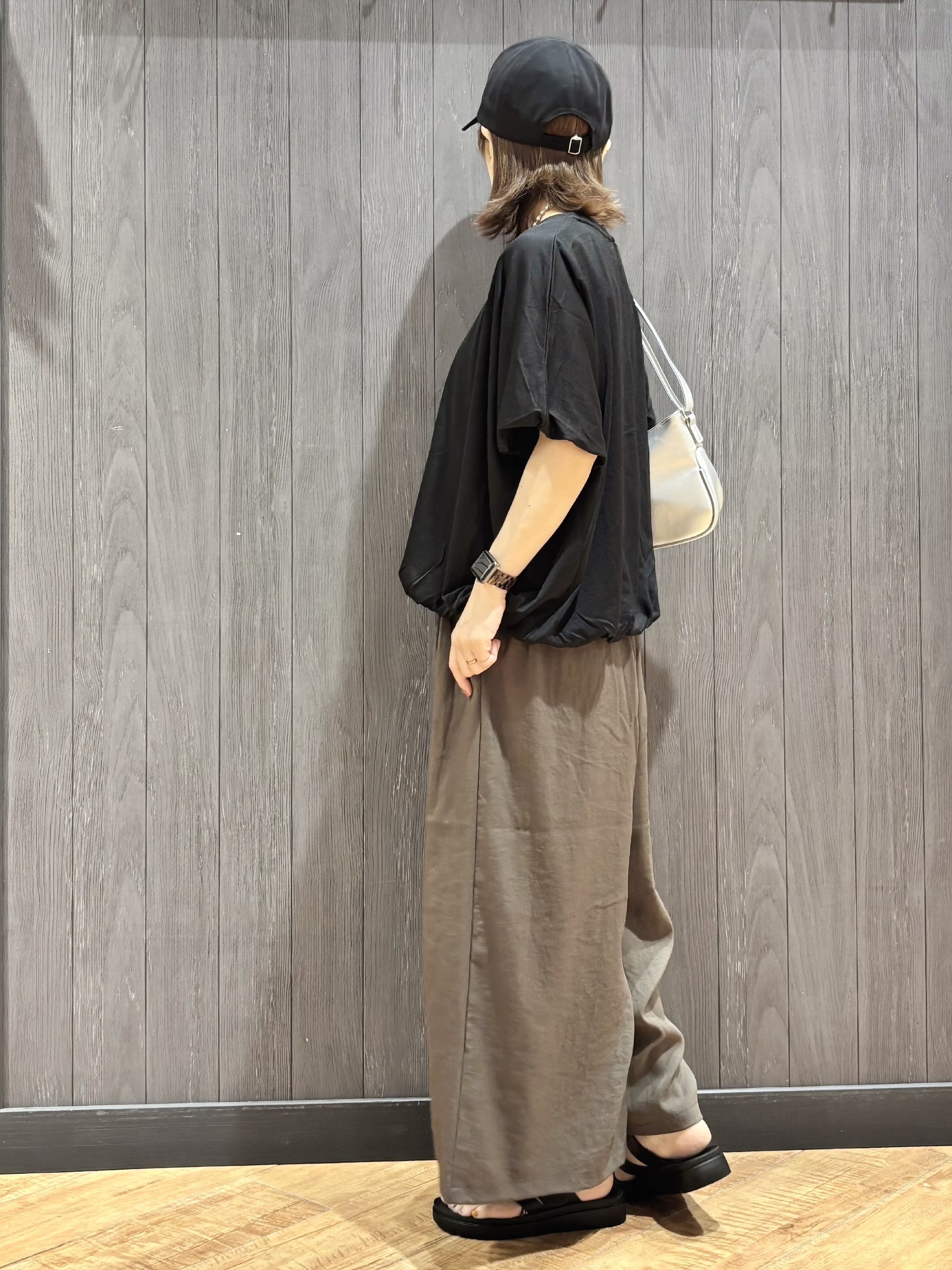 meiさんの「SHOO･LA･RUE｜【ひんやり/洗濯機可】インせず着られる バルーンデザインTシャツ」を使ったコーディネート