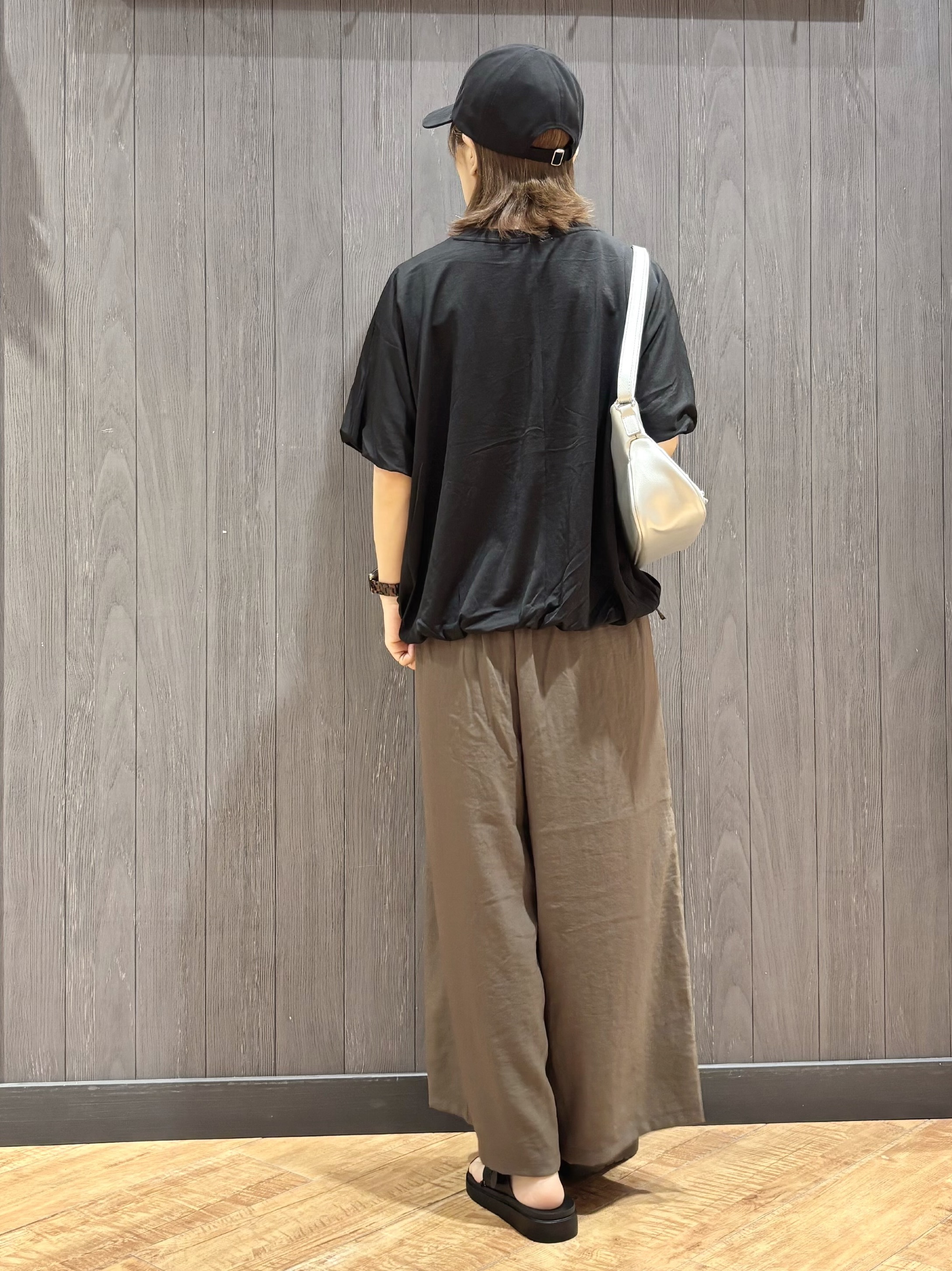 meiさんの「SHOO･LA･RUE｜【ひんやり/洗濯機可】インせず着られる バルーンデザインTシャツ」を使ったコーディネート