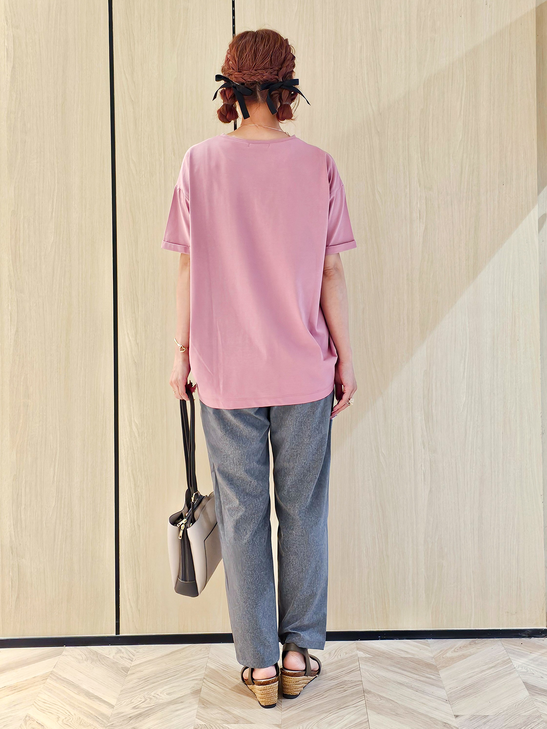 ゆゆさんの「SHOO･LA･RUE｜【ひんやり/S-LL】インせず決まる フロントタックデザインTシャツ」を使ったコーディネート
