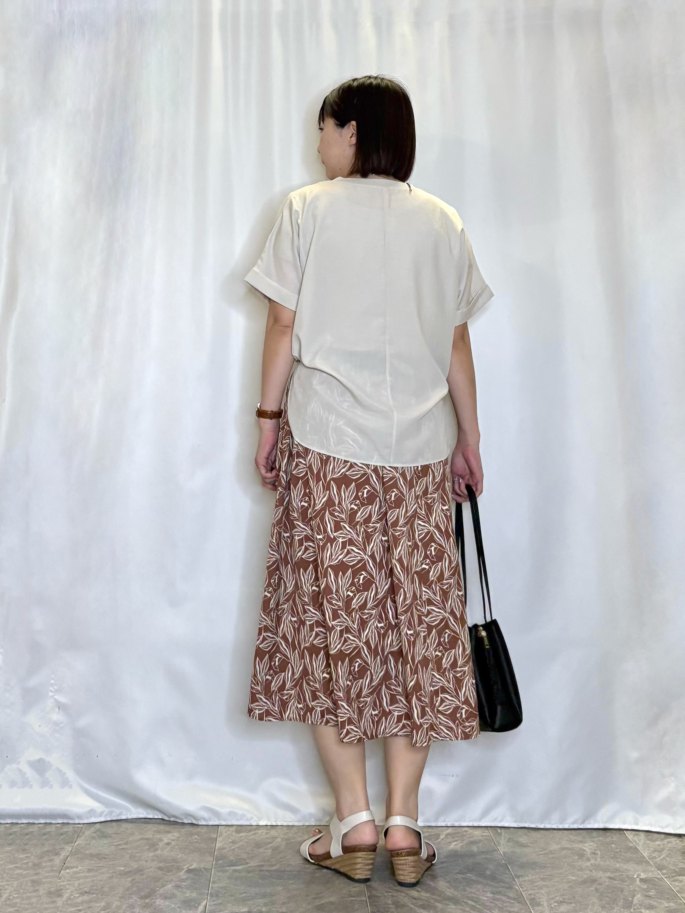 ネリさんの「SHOO･LA･RUE｜【ひんやり/着丈選べる/体型カバー】洗濯後しわになりにくい さらさらドルマンブラウス」を使ったコーディネート