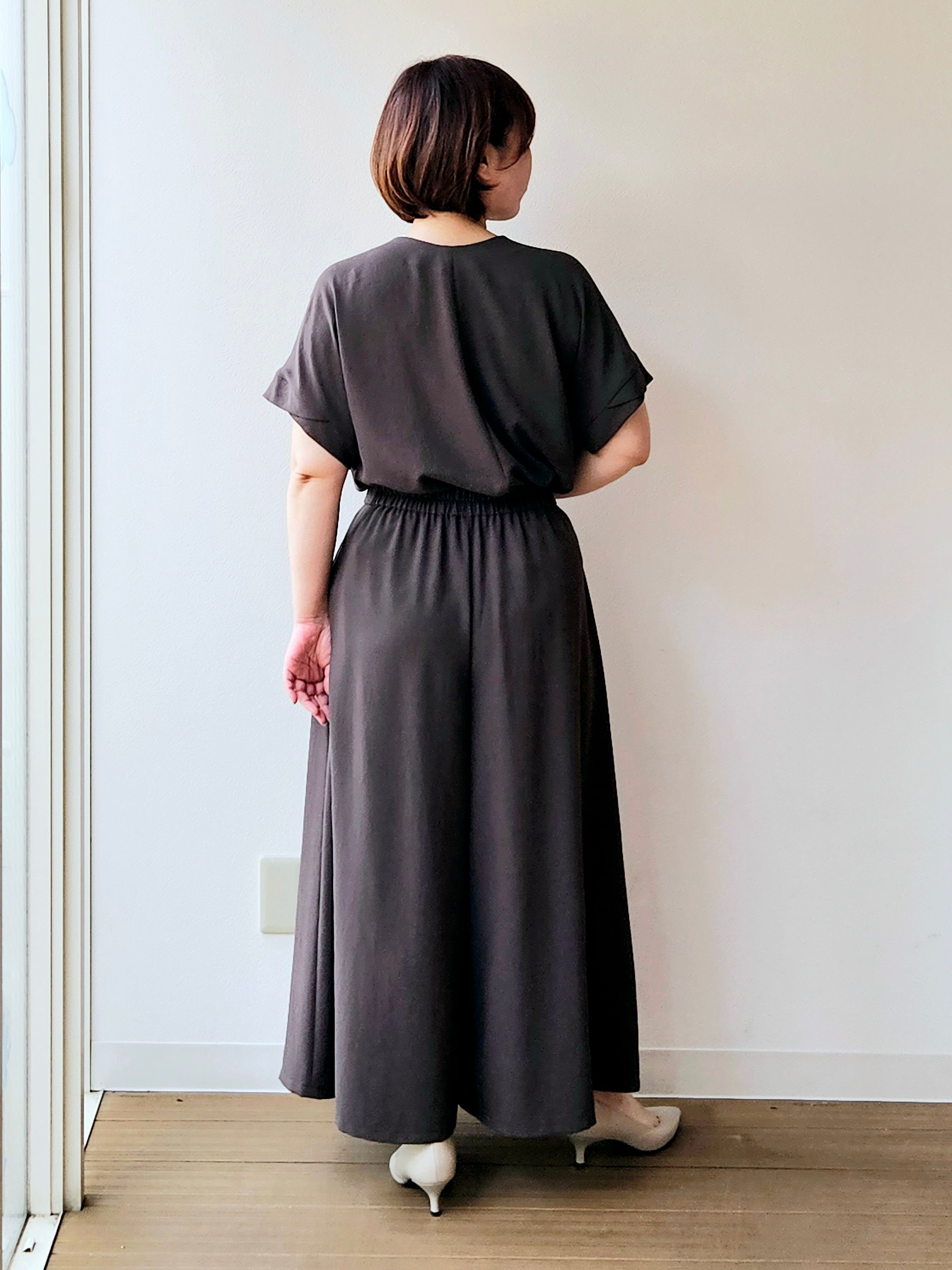 やじまさんの「UNTITLED｜【前後2WAY/はっ水/セットアップ可】リラクシーフレンチスリーブブラウス」を使ったコーディネート