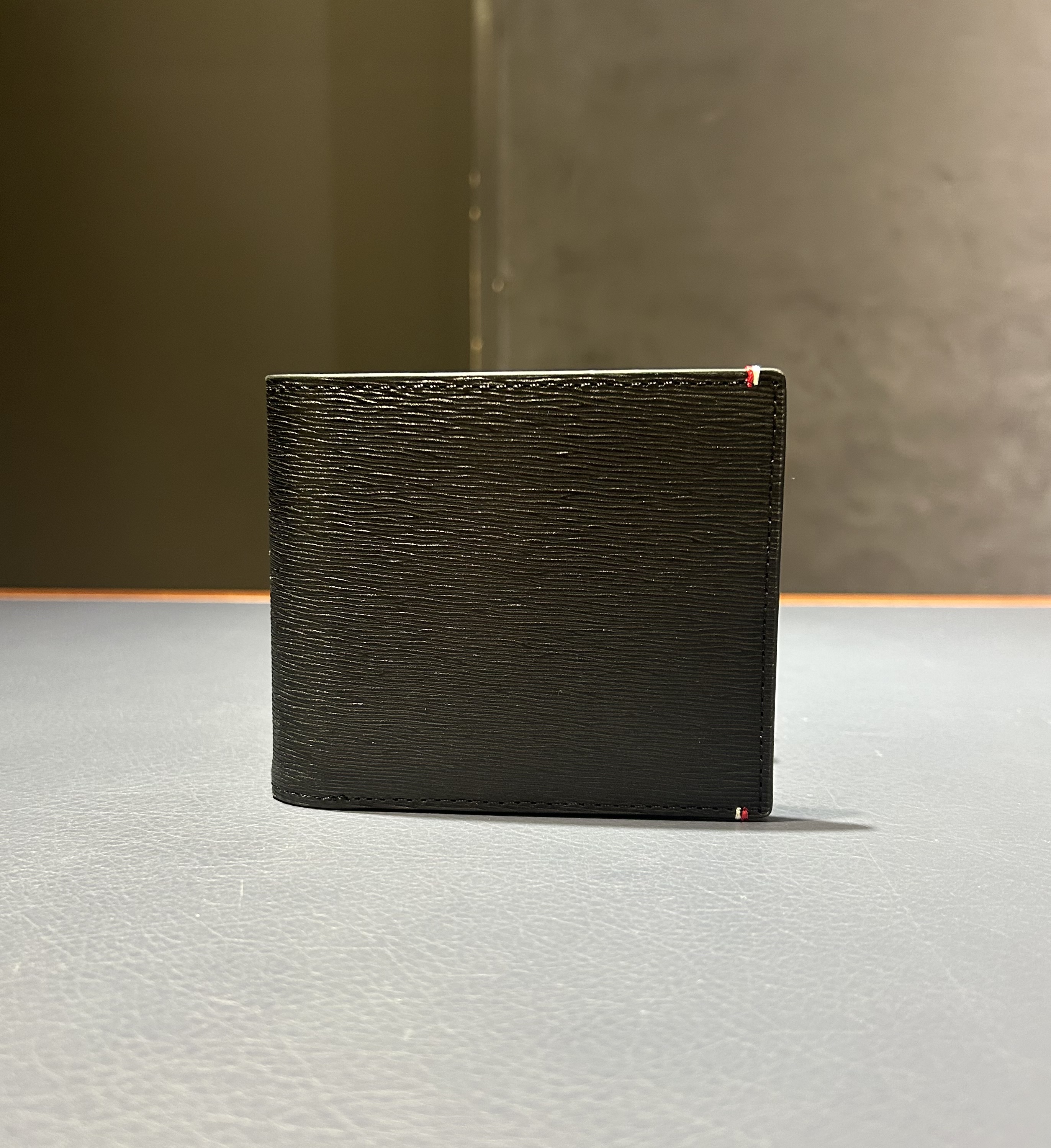 uchihiroさんの「TAKEO KIKUCHI｜水シボレザー2つ折り財布」を使ったコーディネート