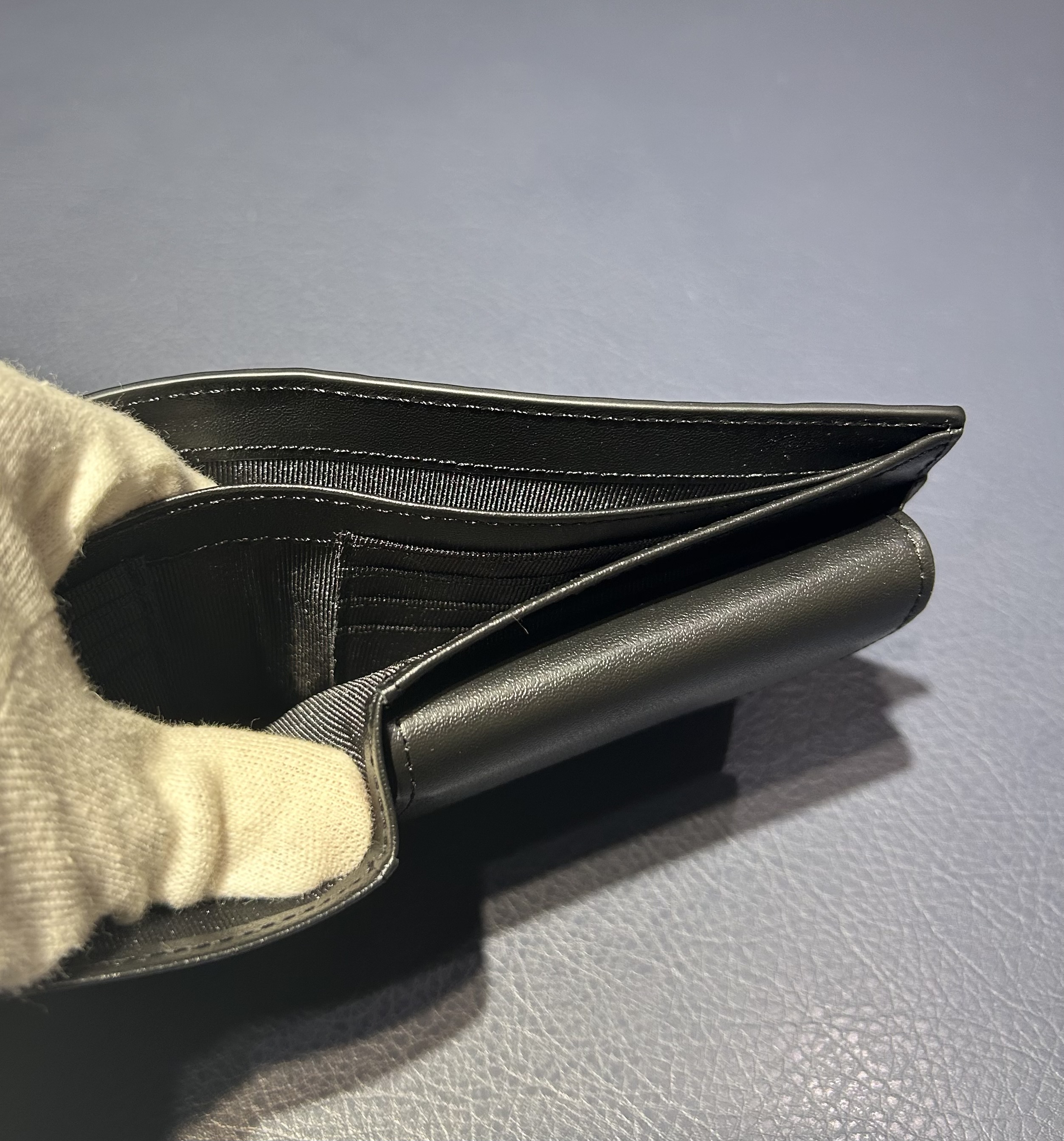 uchihiroさんの「TAKEO KIKUCHI｜水シボレザー2つ折り財布」を使ったコーディネート