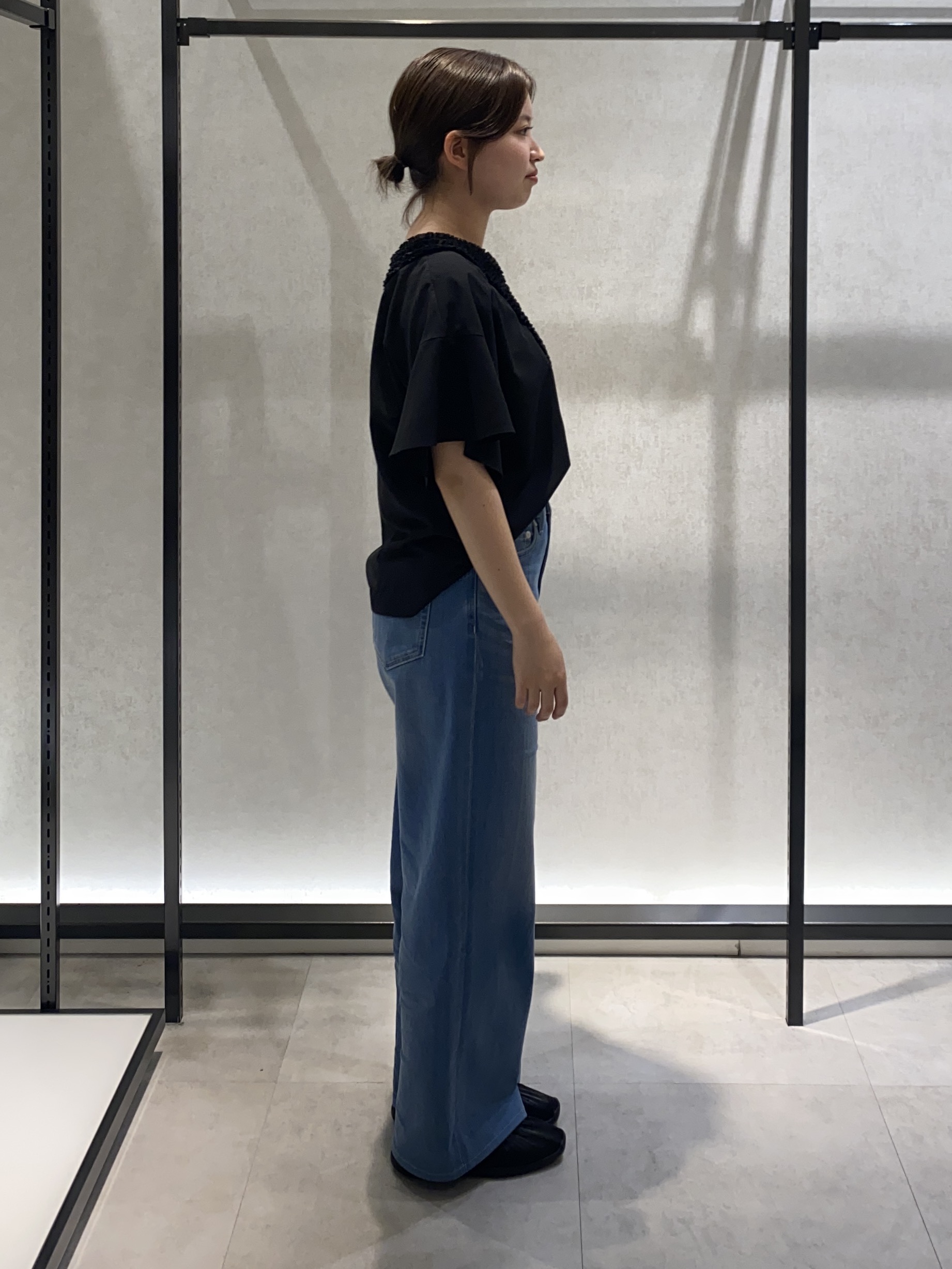 たなべさんの「UNTITLED｜【接触冷感/通気性/洗える】Vネックフリルブラウス」を使ったコーディネート