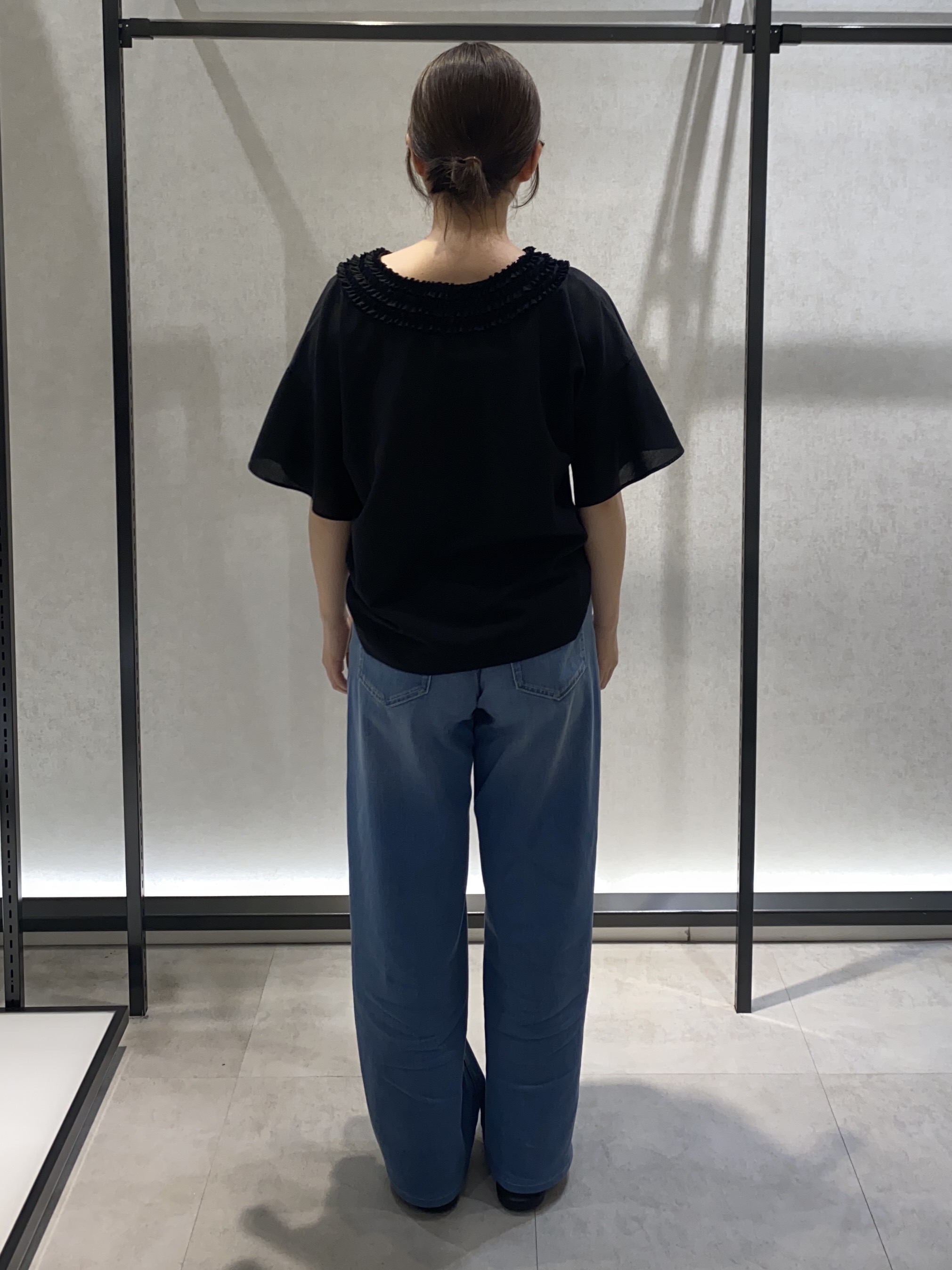たなべさんの「UNTITLED｜【接触冷感/通気性/洗える】Vネックフリルブラウス」を使ったコーディネート