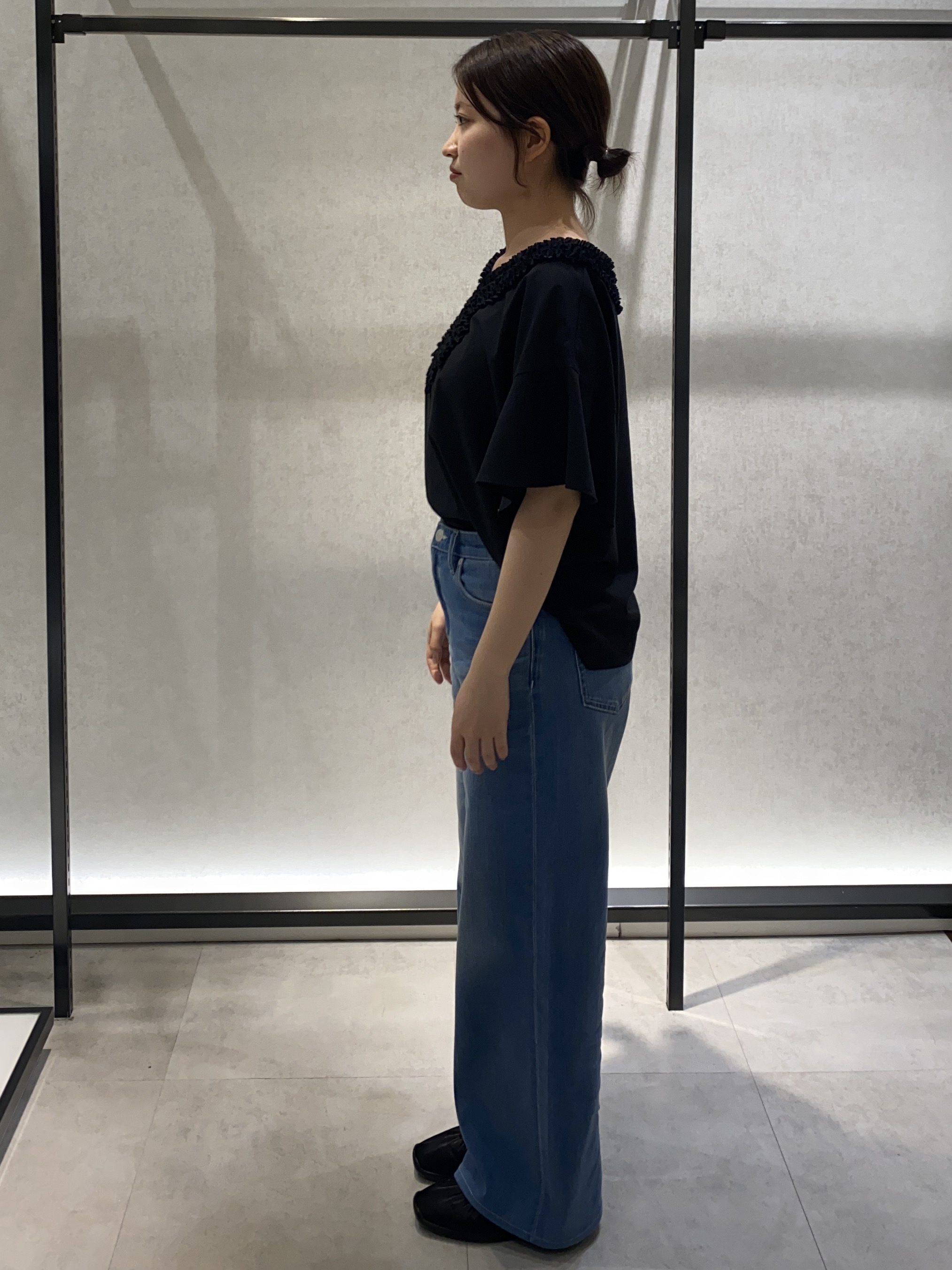 たなべさんの「UNTITLED｜【接触冷感/通気性/洗える】Vネックフリルブラウス」を使ったコーディネート