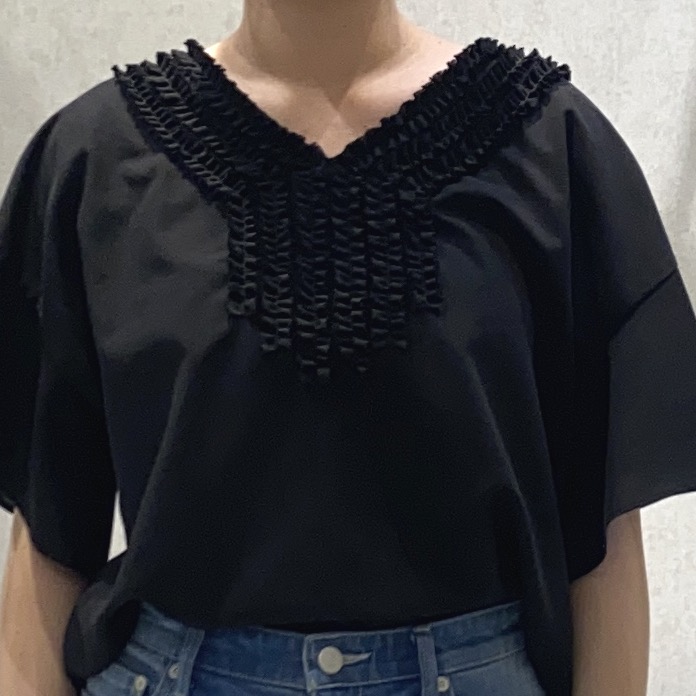 たなべさんの「UNTITLED｜【接触冷感/通気性/洗える】Vネックフリルブラウス」を使ったコーディネート