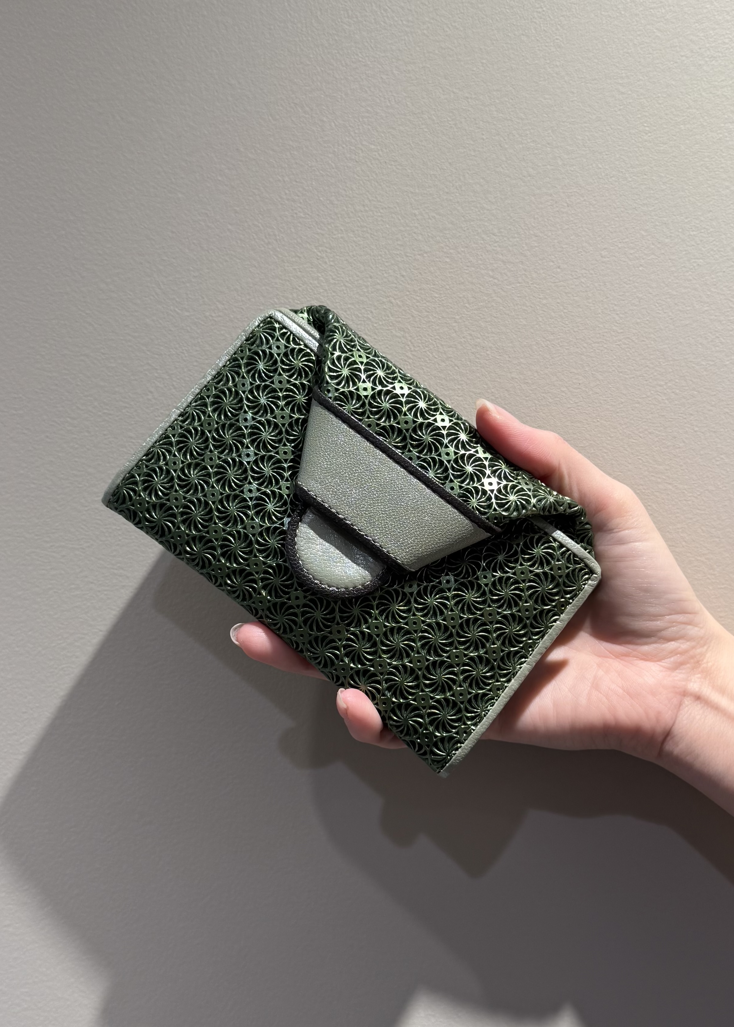 Kさんの「HIROKO HAYASHI｜【数量限定】GIRASOLE CIOCCOLATA（ジラソーレ チョコラータ）長財布ミニ」を使ったコーディネート