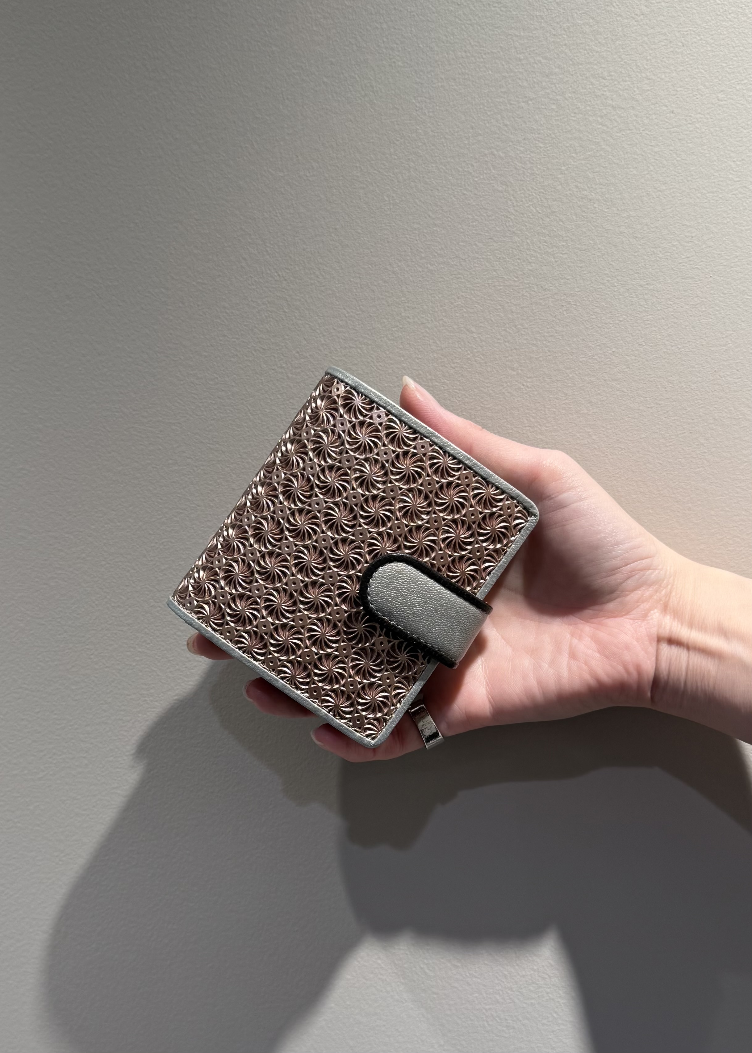Kさんの「HIROKO HAYASHI｜【数量限定】GIRASOLE CIOCCOLATA（ジラソーレ チョコラータ）長財布ミニ」を使ったコーディネート