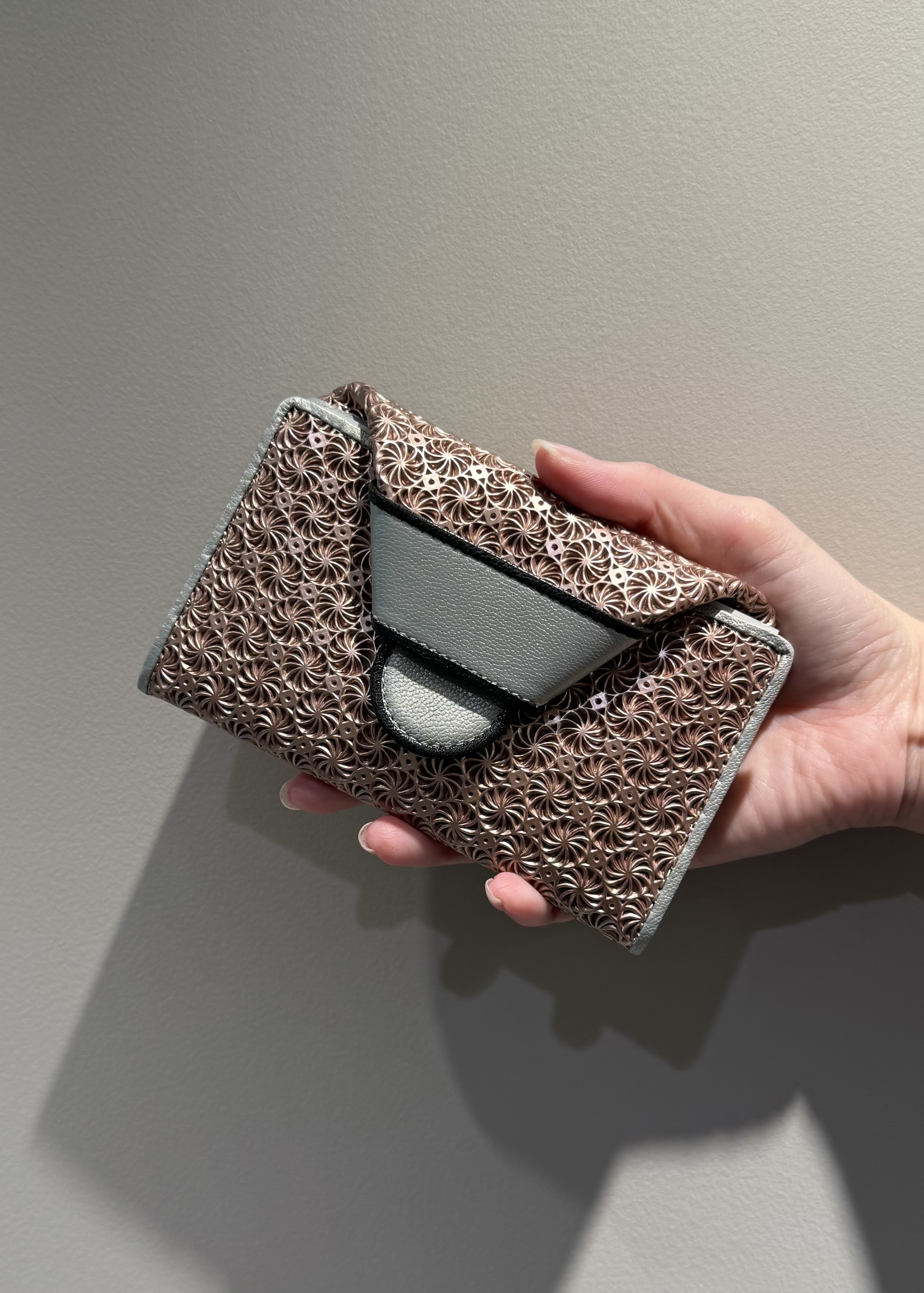 Kさんの「HIROKO HAYASHI｜【数量限定】GIRASOLE CIOCCOLATA（ジラソーレ チョコラータ）長財布ミニ」を使ったコーディネート