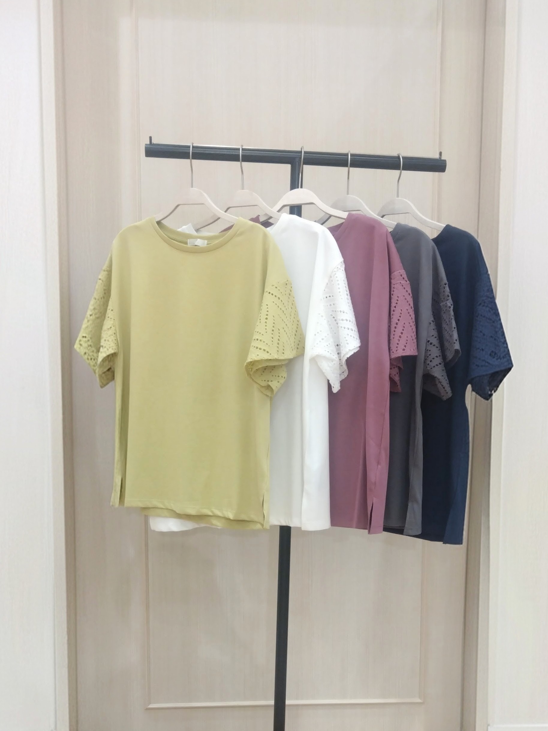 HTCさんの「SHOO･LA･RUE｜【汗じみ防止/ひんやり/S-LL】レースが華やか お袖フレアTシャツ」を使ったコーディネート