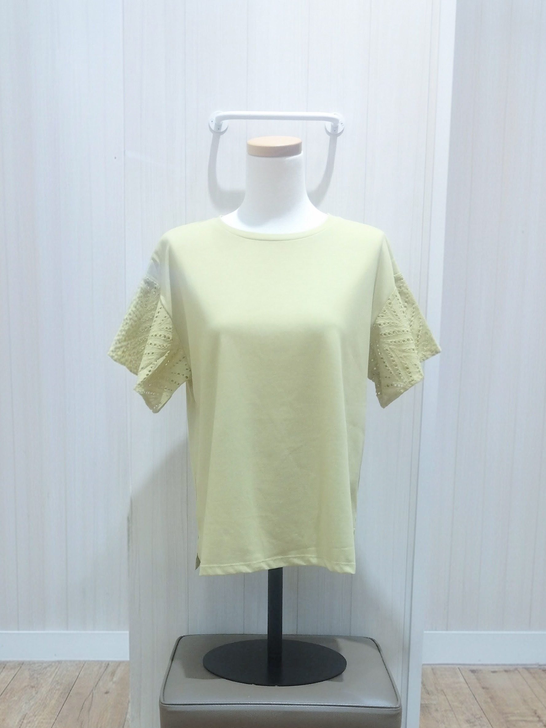 HTCさんの「SHOO･LA･RUE｜【汗じみ防止/ひんやり/S-LL】レースが華やか お袖フレアTシャツ」を使ったコーディネート