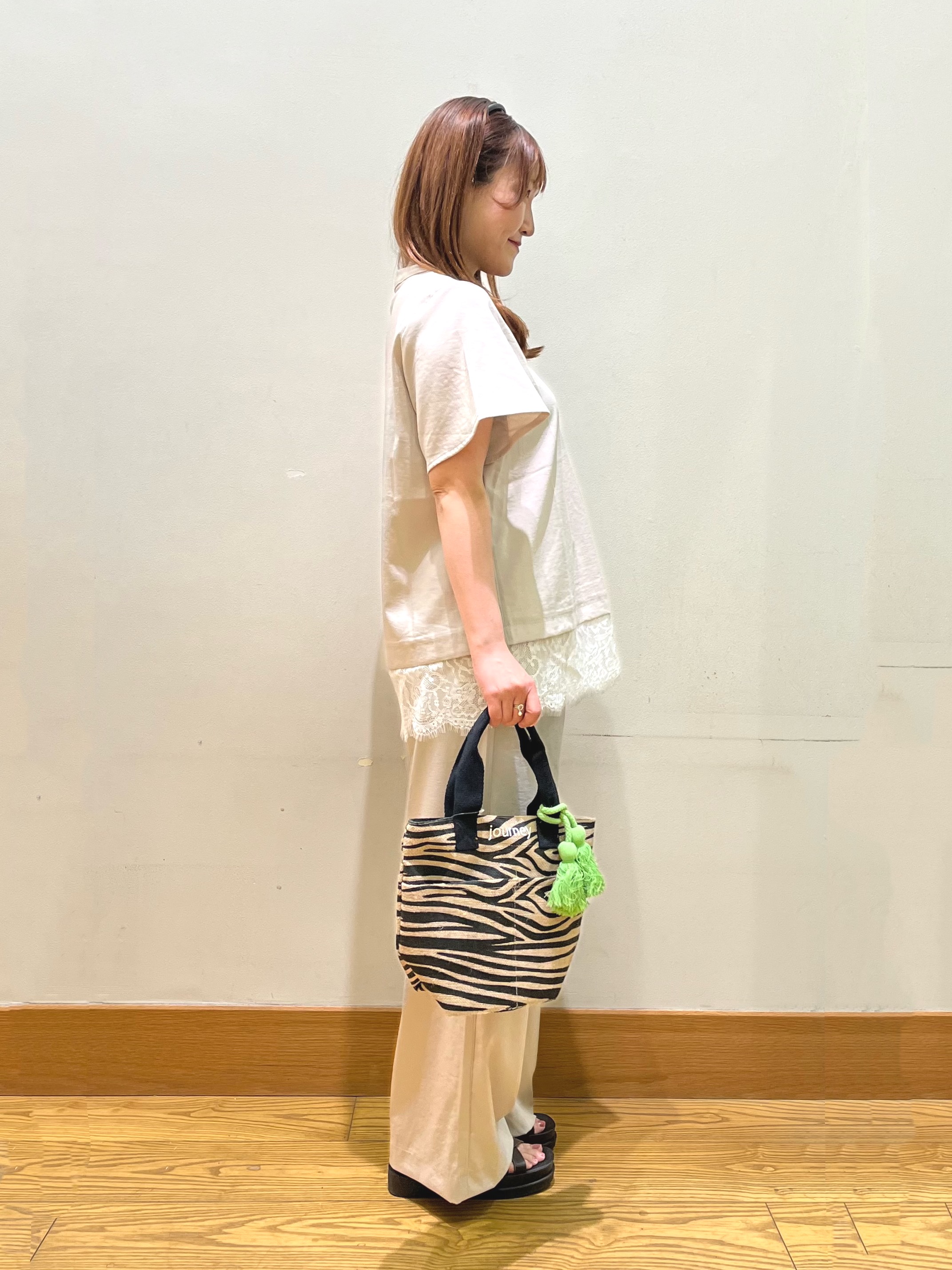 ゆっきーさんの「SHOO･LA･RUE｜【S-LL/洗濯機可】軽凛(かろりん)ひんやり スキッパー裾レースブラウス」を使ったコーディネート