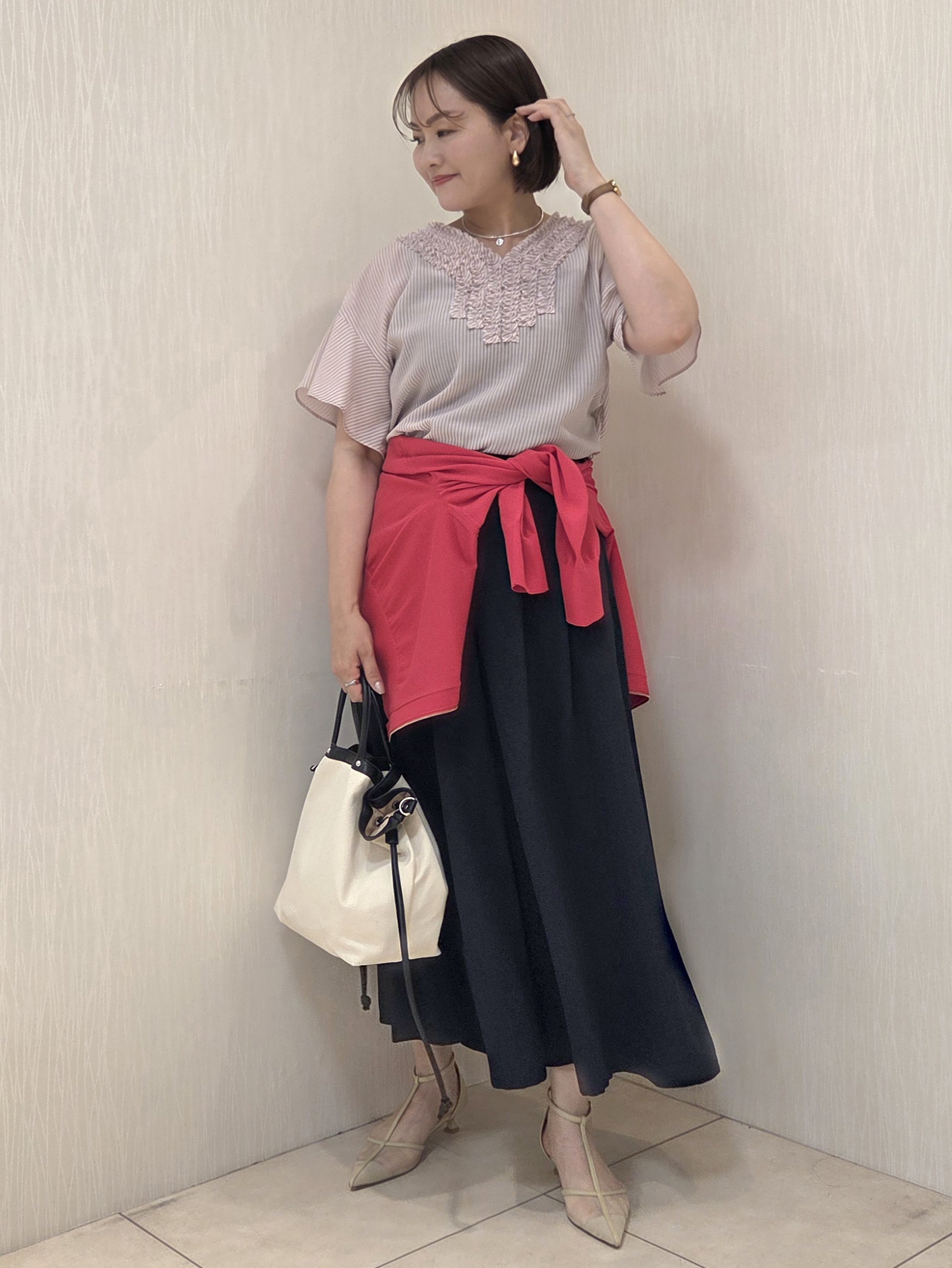 naokoさんの「UNTITLED｜【接触冷感/通気性/洗える】Vネックフリルブラウス」を使ったコーディネート