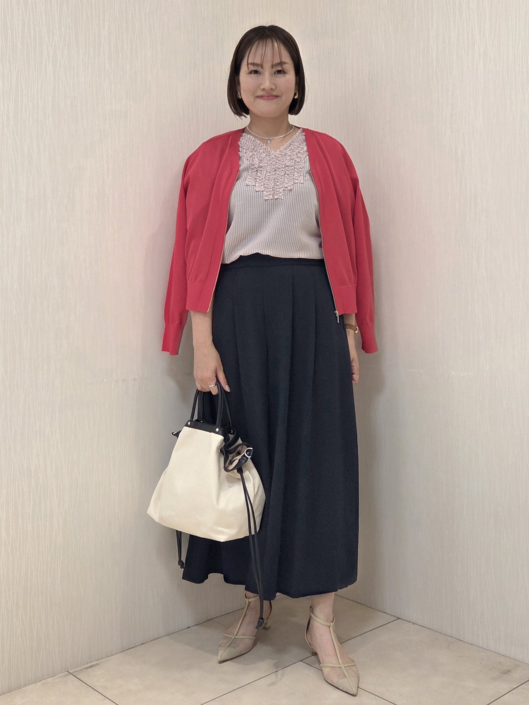 naokoさんの「UNTITLED｜【接触冷感/通気性/洗える】Vネックフリルブラウス」を使ったコーディネート