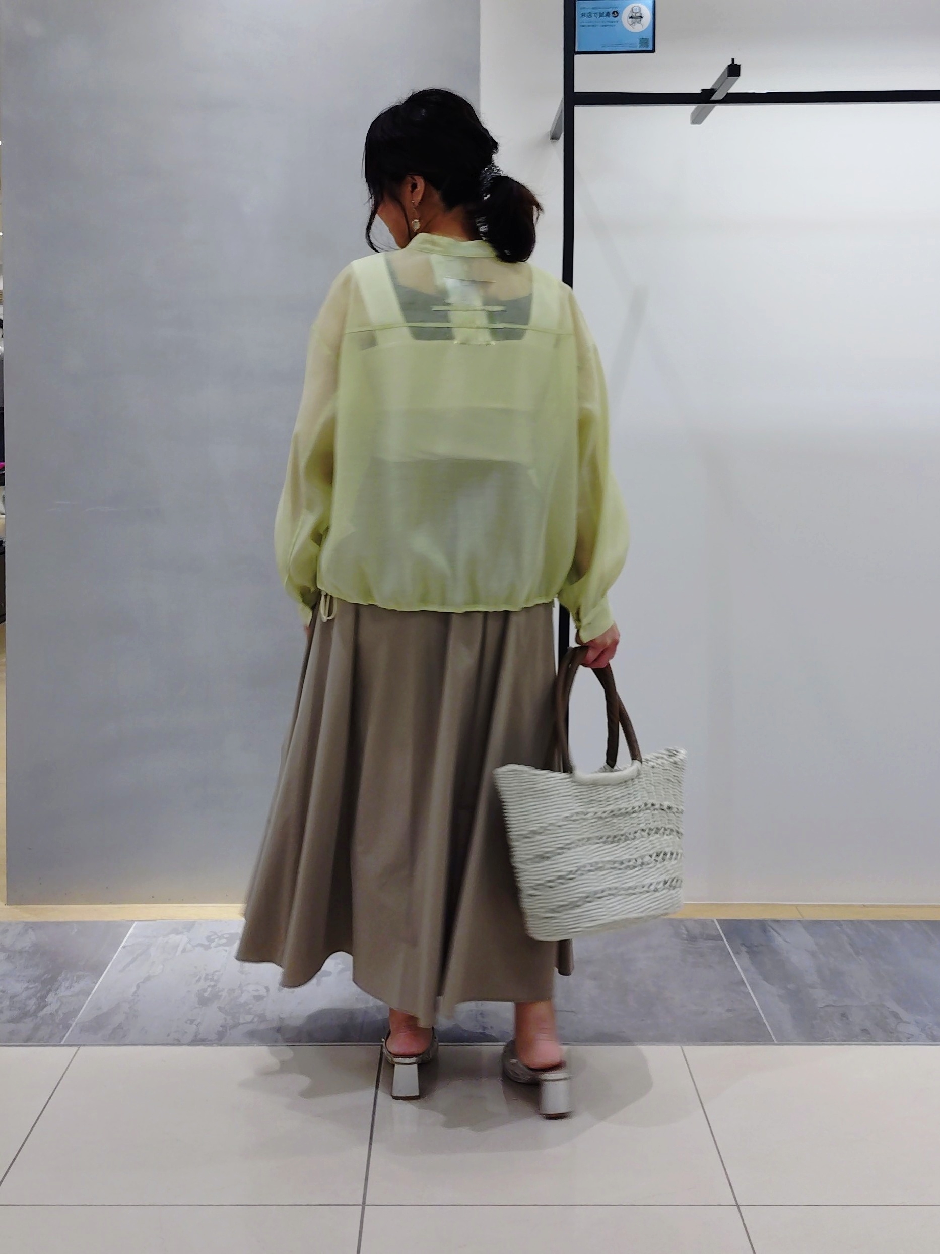 TOMOMIさんの「INDIVI｜【撥水／UVケア／SETUP可能】軽量マキシ丈タックスカート」を使ったコーディネート