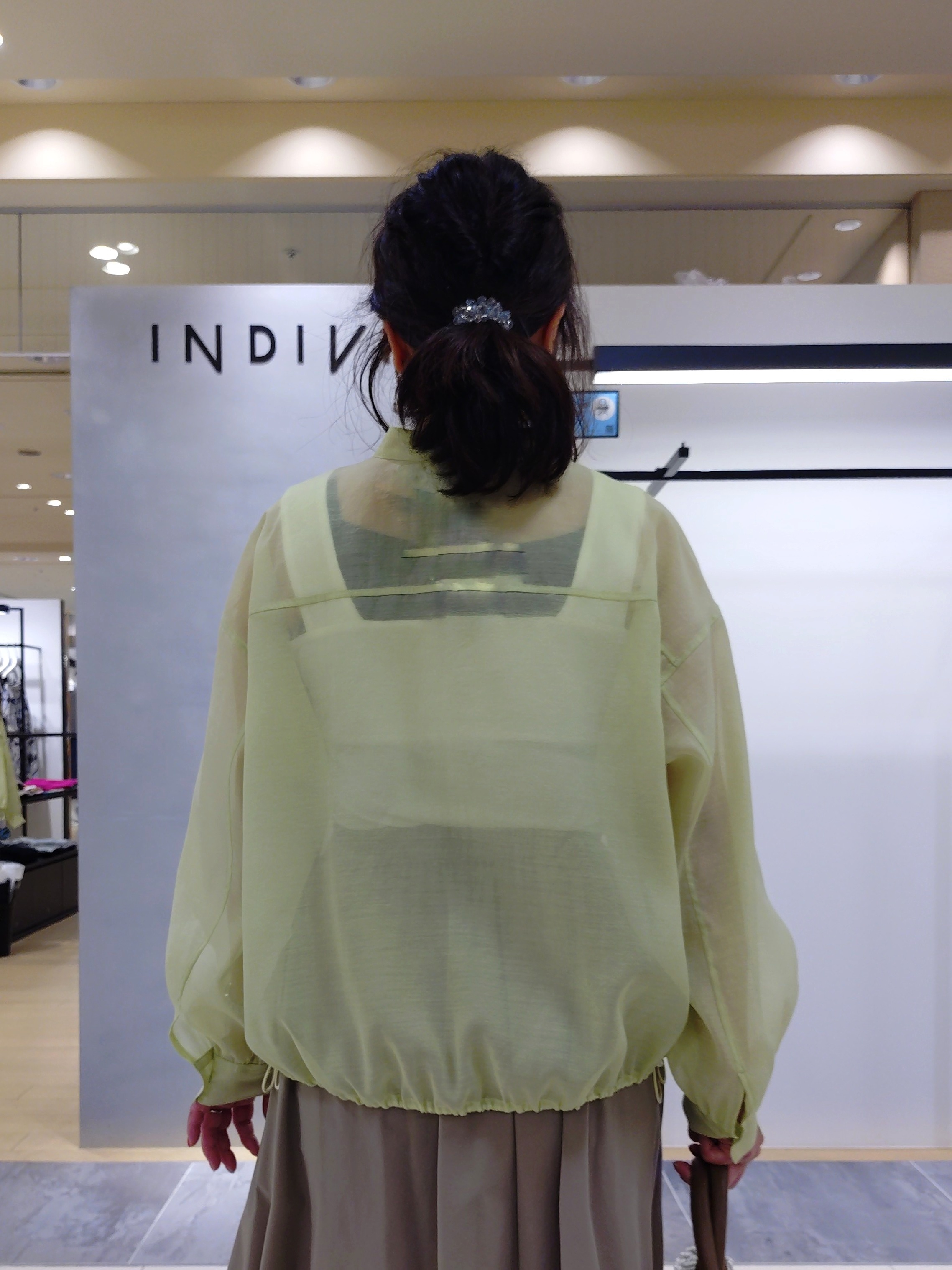 TOMOMIさんの「INDIVI｜【撥水／UVケア／SETUP可能】軽量マキシ丈タックスカート」を使ったコーディネート