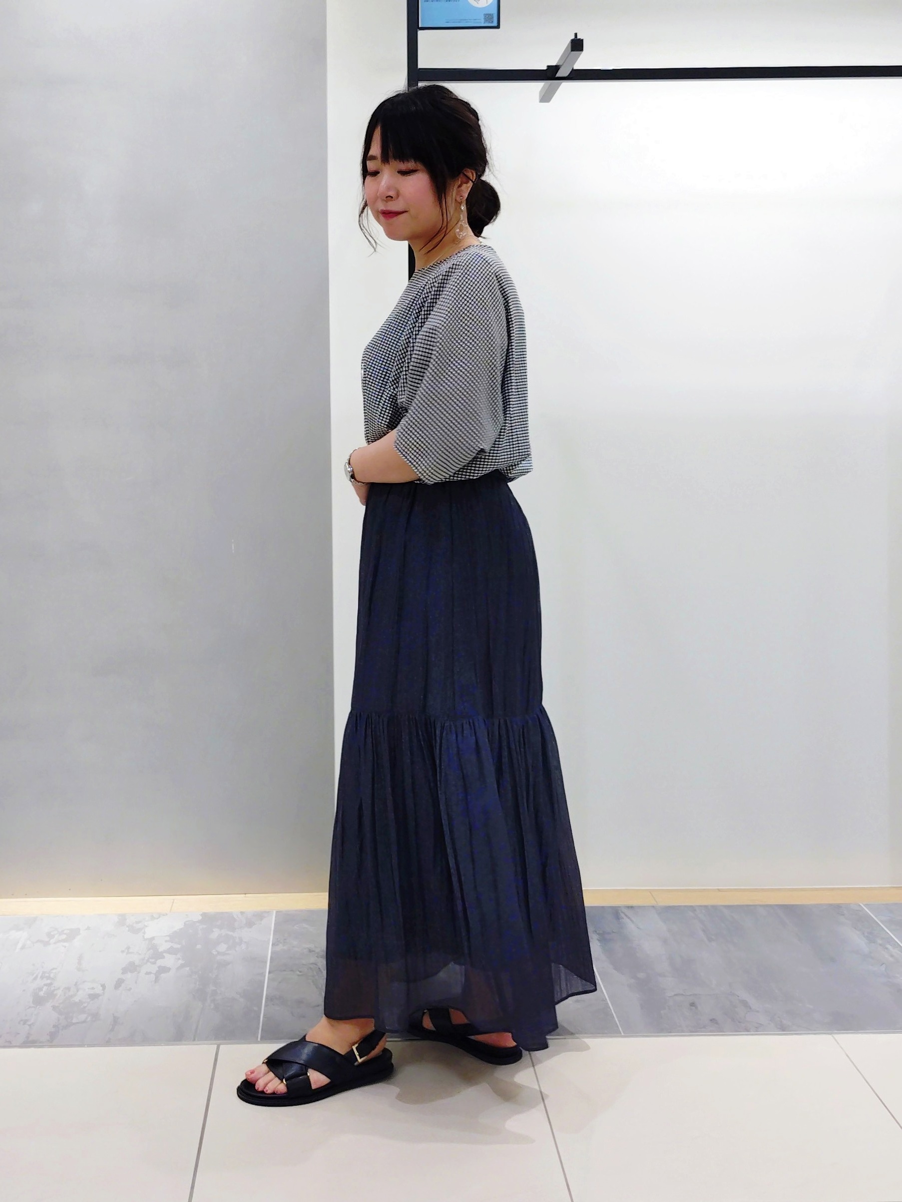 TOMOMIさんの「INDIVI｜【洗える／きれいめ】デニム風シアーティアードスカート」を使ったコーディネート
