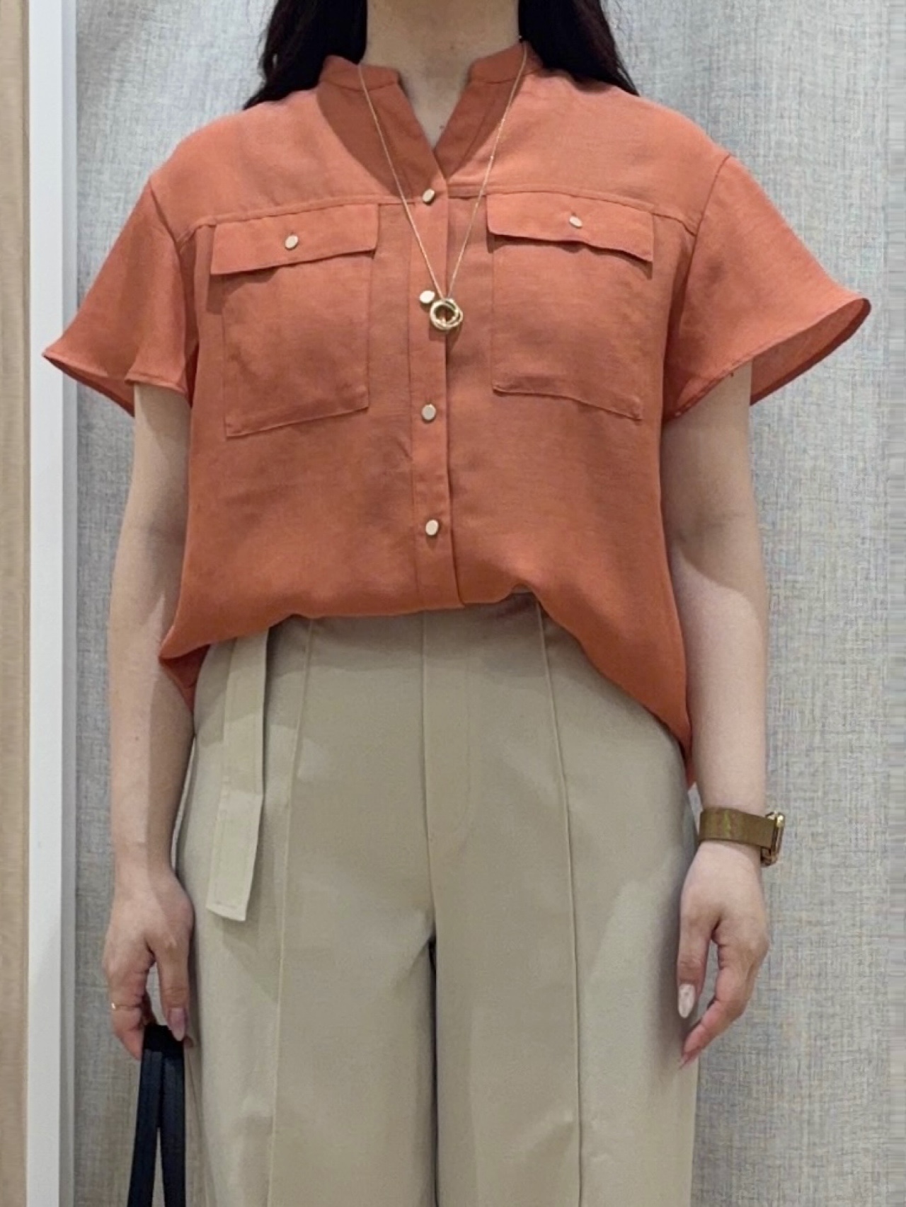 minamiさんの「grove｜【洗濯機OK・ひんやり/SETUP可】シワになりにくい、フレアスリーブブラウス」を使ったコーディネート
