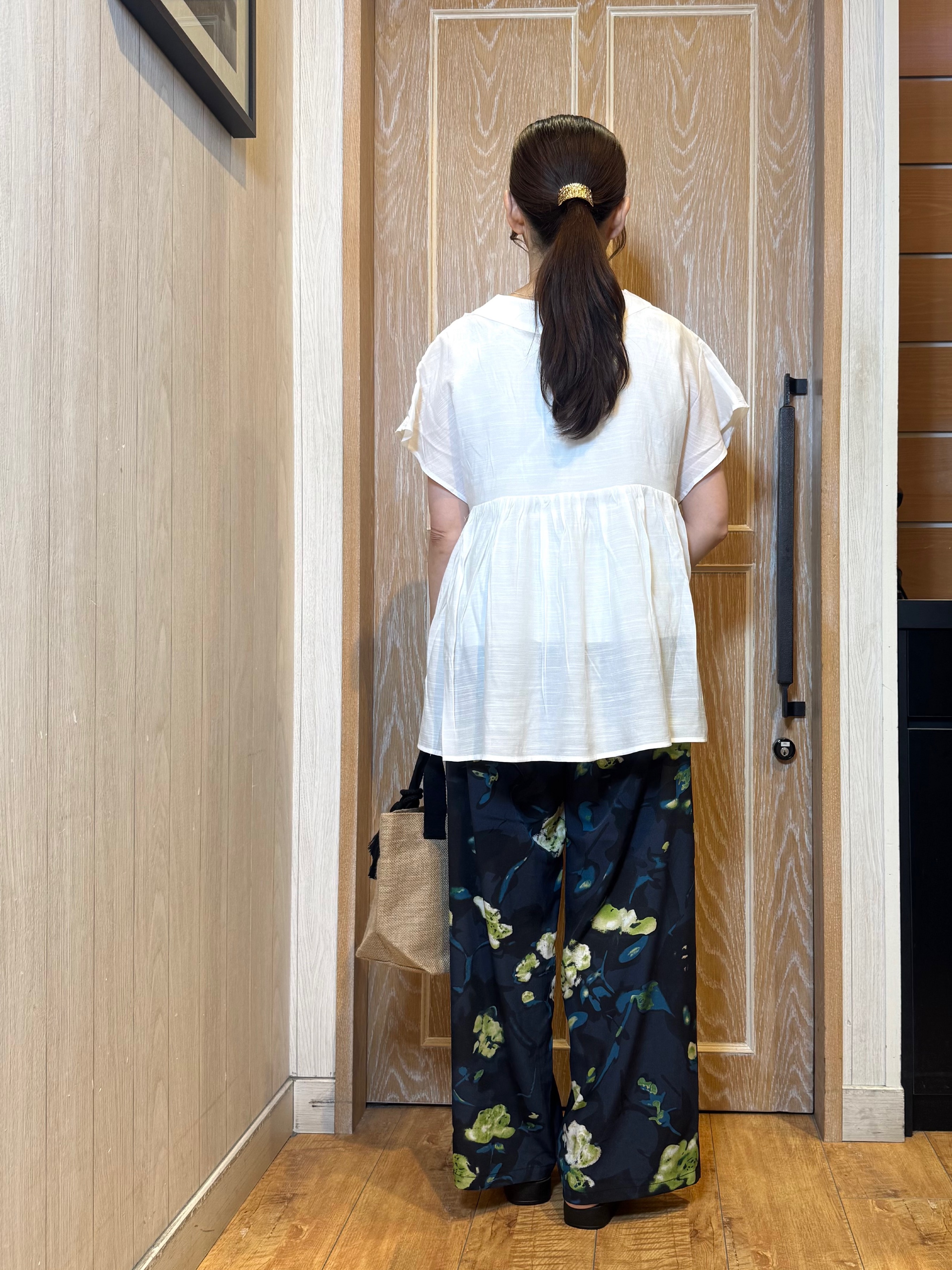 KAORIさんの「SHOO･LA･RUE｜【ひんやり/UV/体型カバー】インせず着られる Vネックギャザーブラウス」を使ったコーディネート