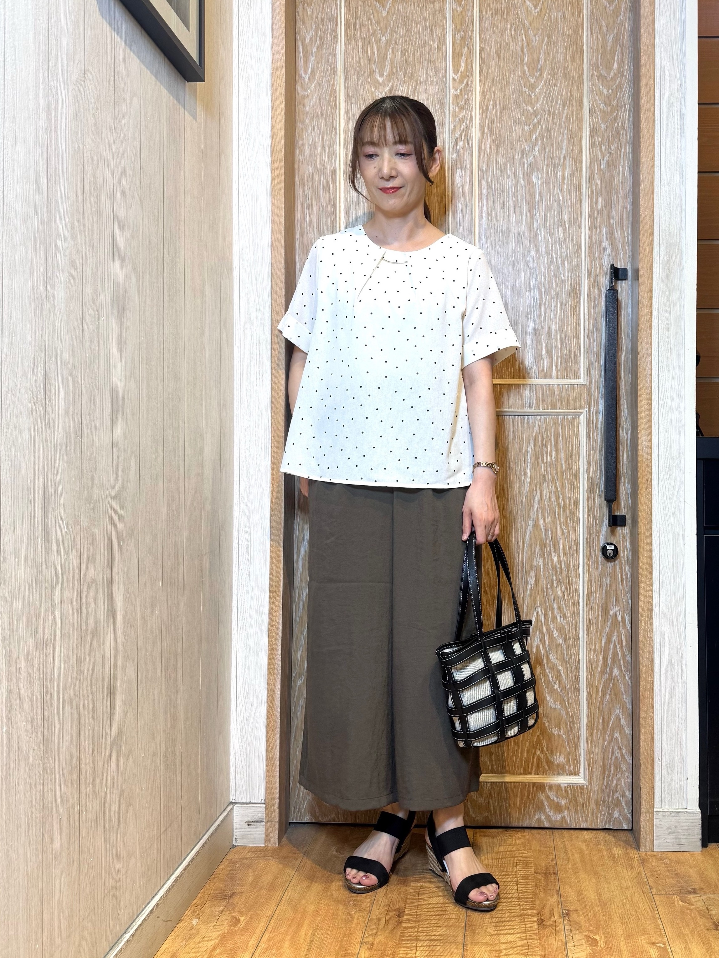 KAORIさんの「SHOO･LA･RUE｜【S-LL/洗濯機可】メタルバーがアクセント アクセいらずのドット柄ブラウス」を使ったコーディネート