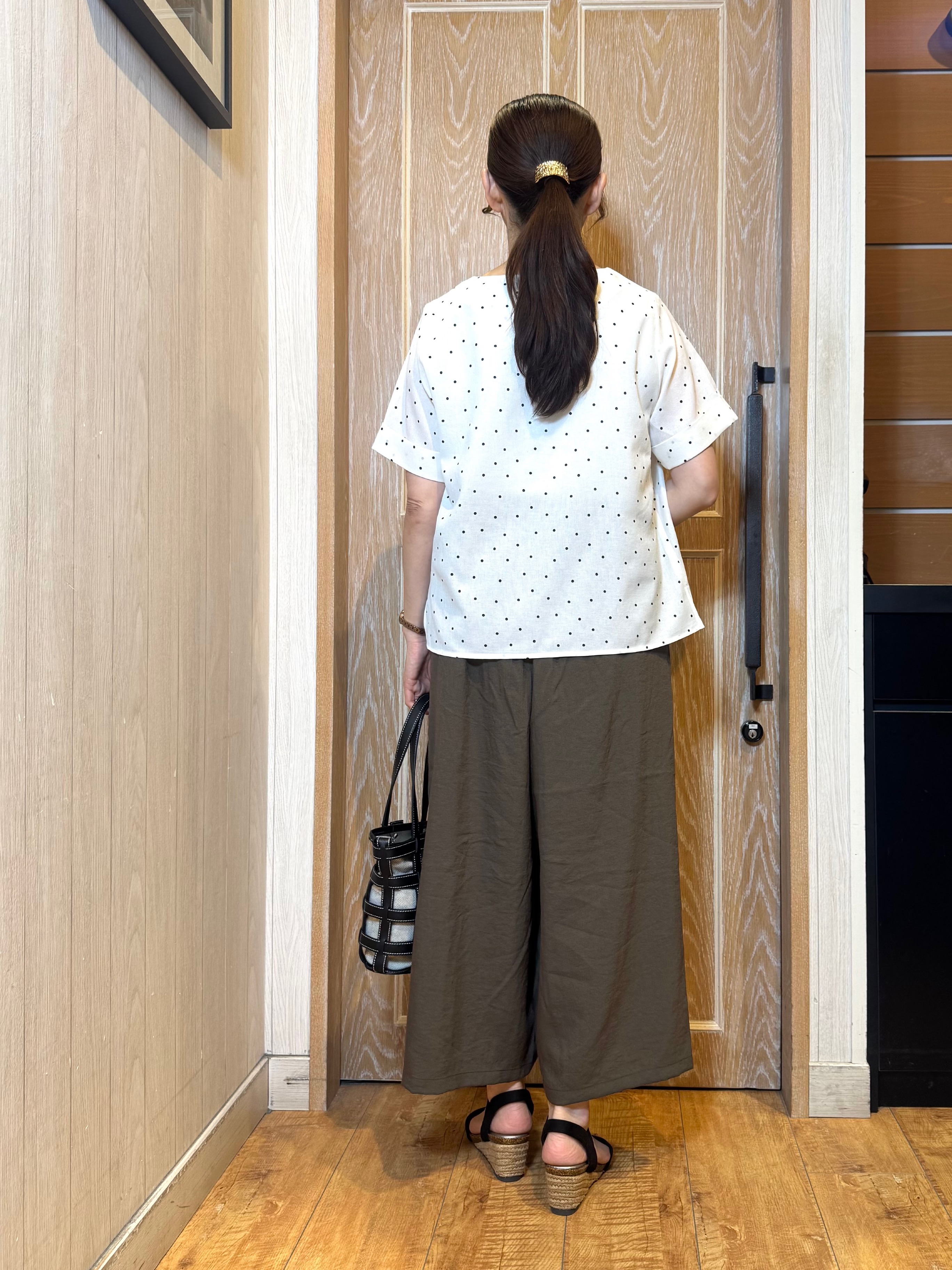 KAORIさんの「SHOO･LA･RUE｜【S-LL/洗濯機可】メタルバーがアクセント アクセいらずのドット柄ブラウス」を使ったコーディネート