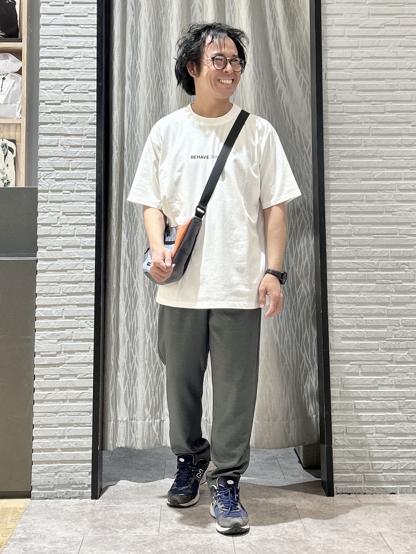 KENJI Iさんの「THE SHOP TK｜【なめらかでソフトな肌触り】ロゴ コットン半袖Tシャツ 洗濯機OK」を使ったコーディネート