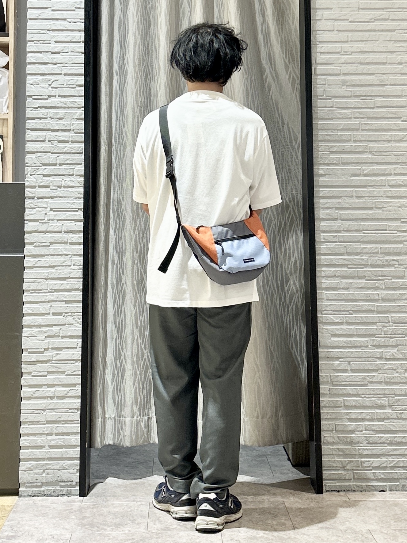 KENJI Iさんの「THE SHOP TK｜【なめらかでソフトな肌触り】ロゴ コットン半袖Tシャツ 洗濯機OK」を使ったコーディネート