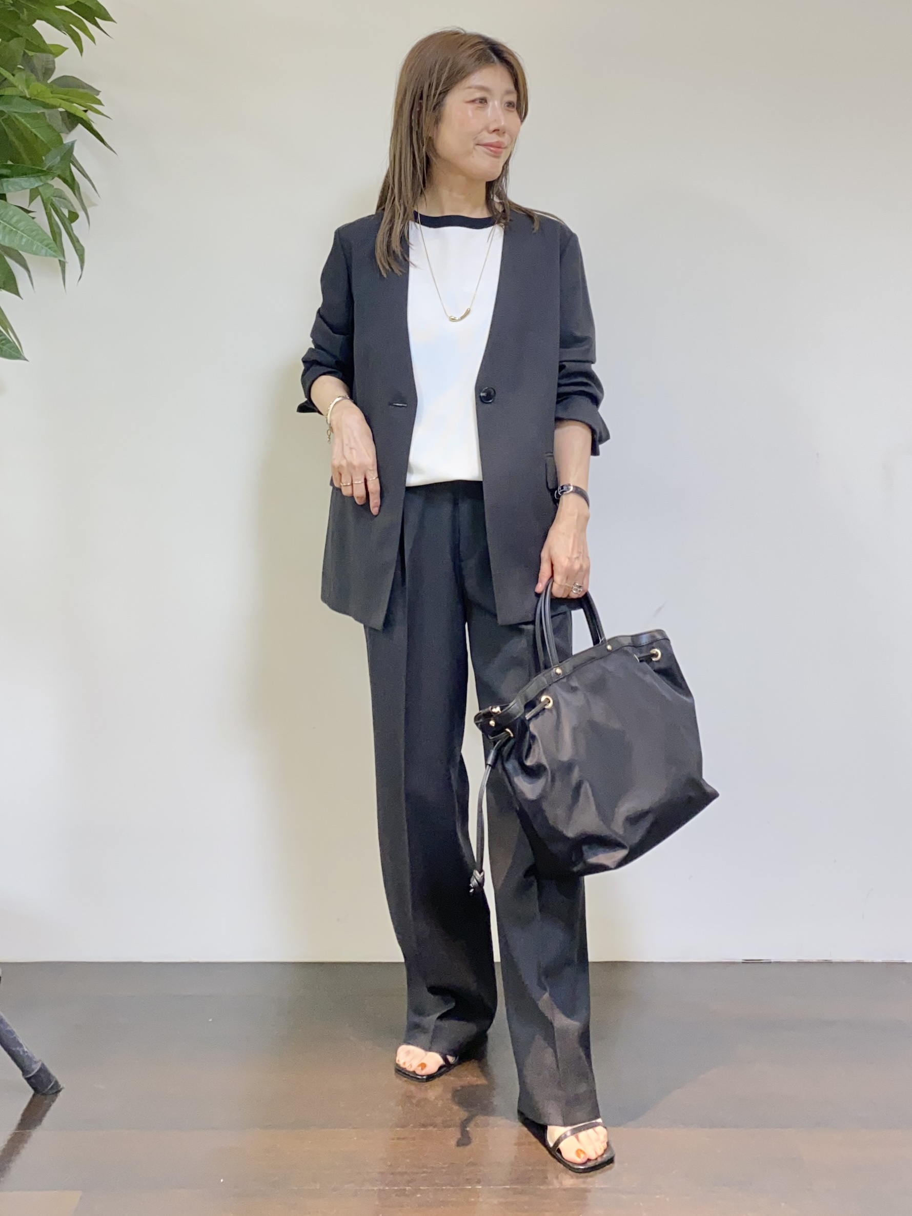 tomoさんの「UNTITLED｜【さらりと快適/セットアップ可/UV/接触冷感】スラブカラーレスジャケット」を使ったコーディネート