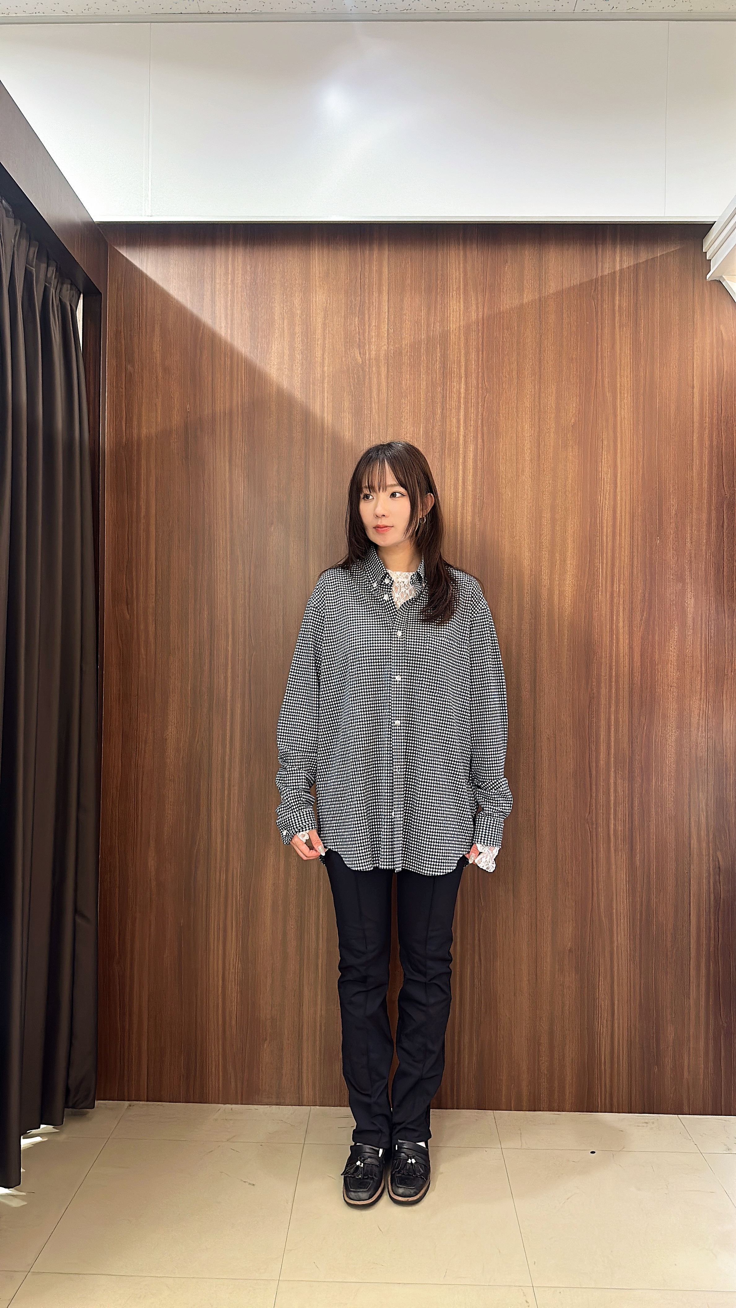 オノアサミさんの「TAKEO KIKUCHI｜【抗菌防臭/シーズンレス】シアサッカーギンガムチェック ストレッチシャツ」を使ったコーディネート