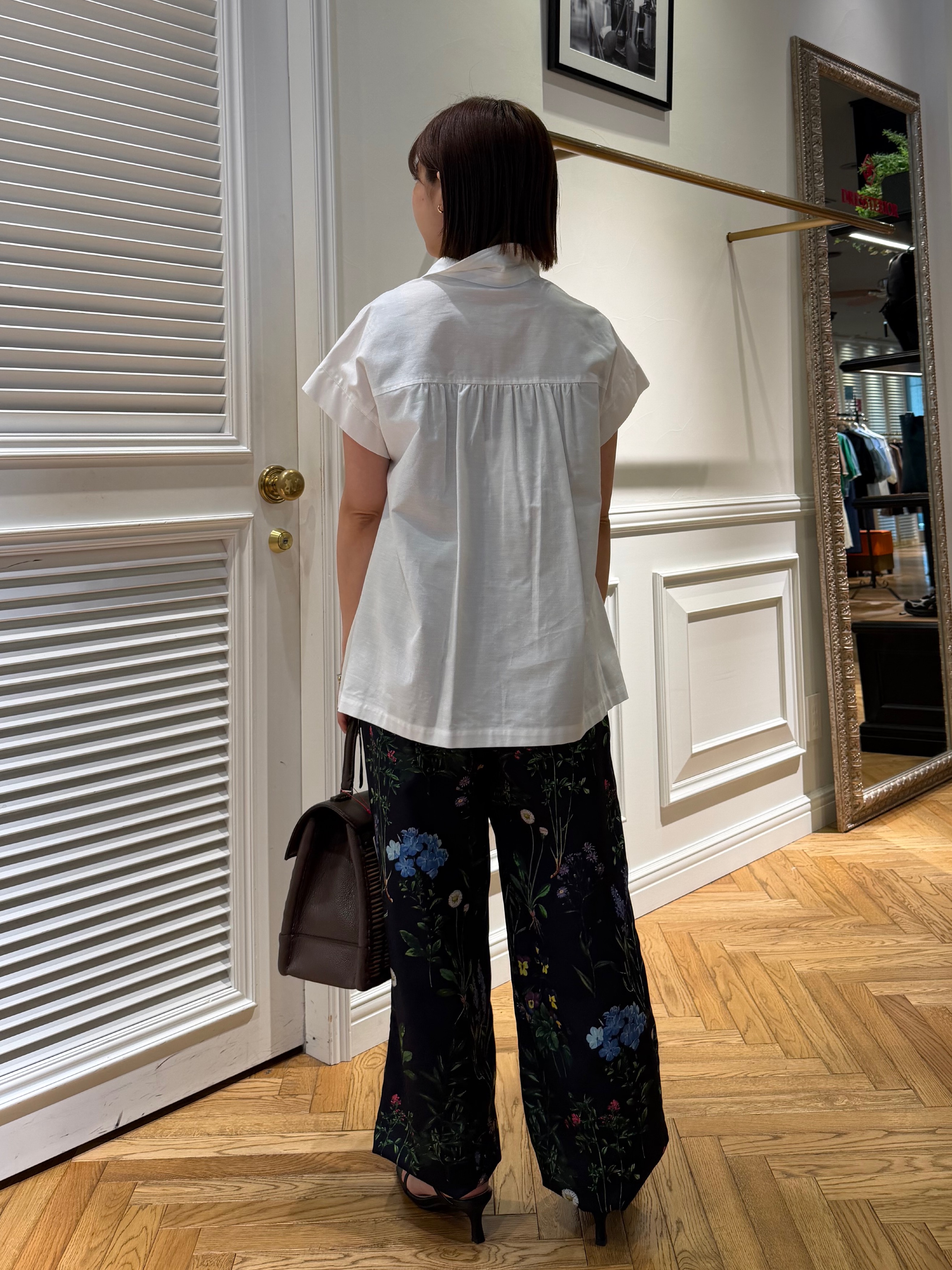 つじ まこさんの「DRESSTERIOR｜【毎年人気/ウォッシャブル】バックフレアオックスシャツ」を使ったコーディネート