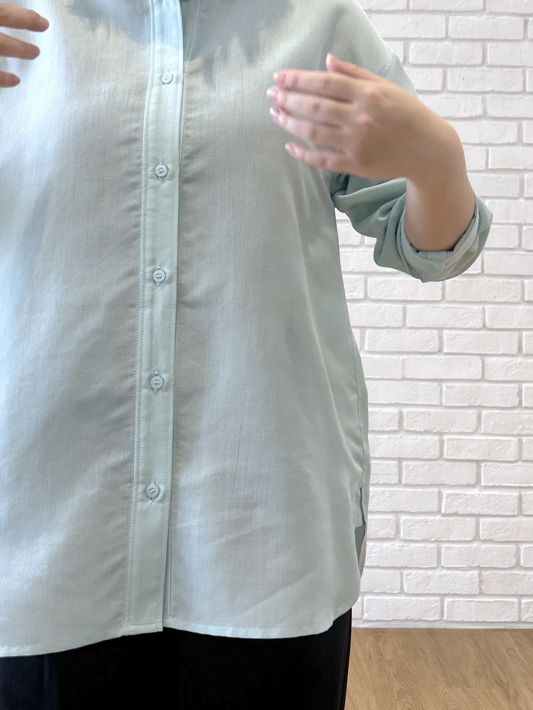 Hirokaさんの「grove｜【洗濯機OK・ひんやり】朝晩の気温差に◎軽やかシアーシャツ」を使ったコーディネート