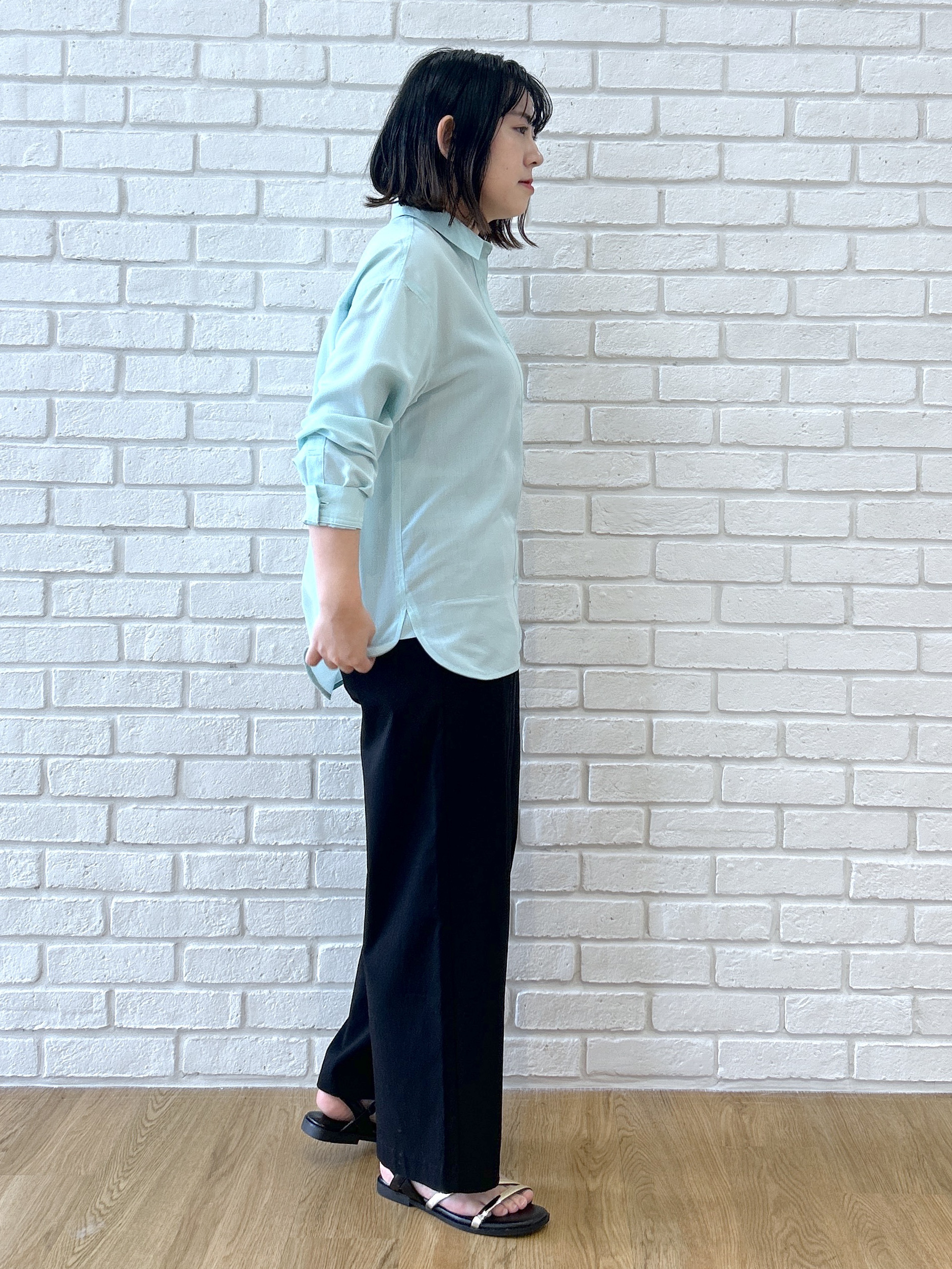 Hirokaさんの「grove｜【洗濯機OK・ひんやり】朝晩の気温差に◎軽やかシアーシャツ」を使ったコーディネート
