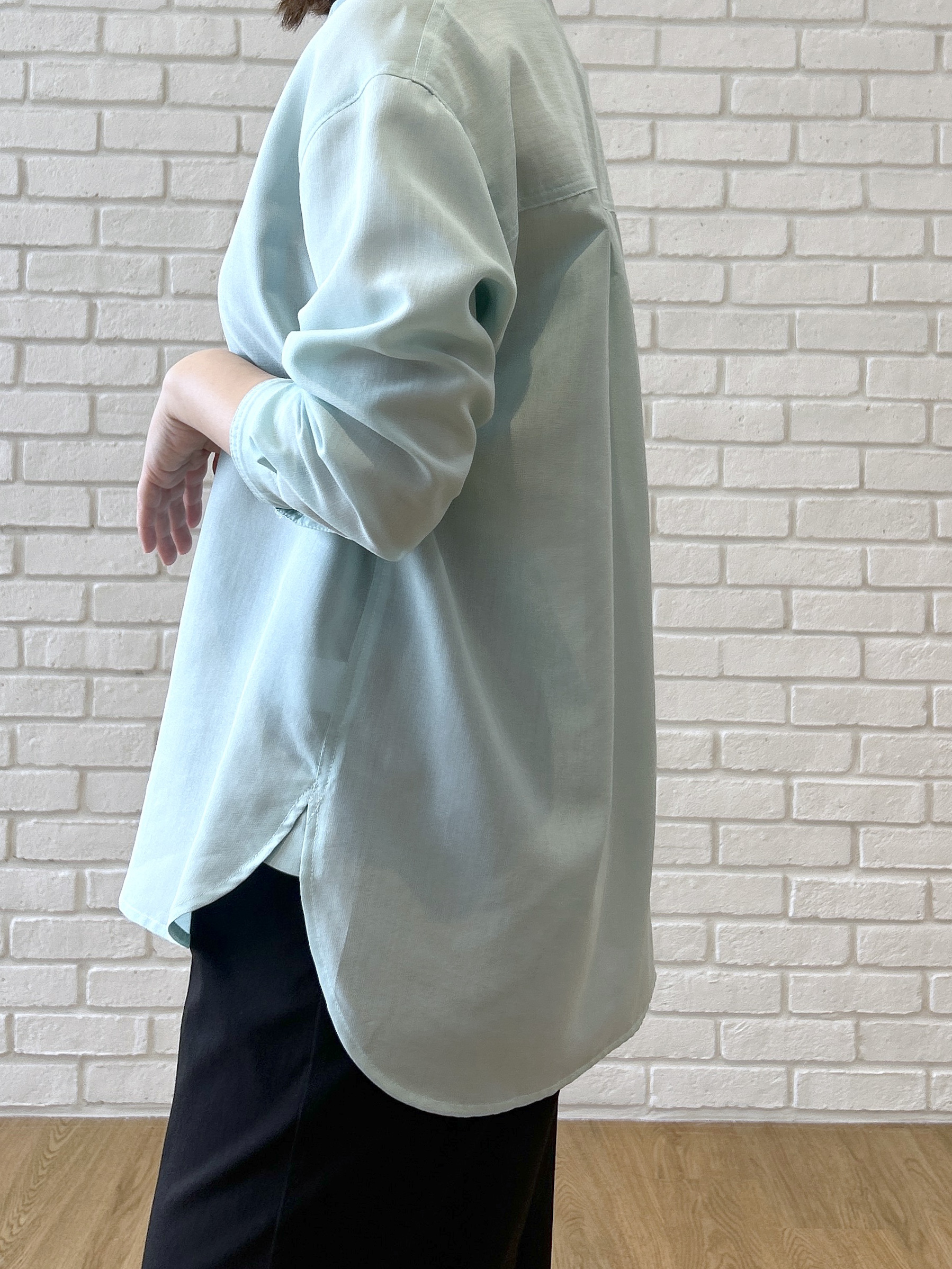 Hirokaさんの「grove｜【洗濯機OK・ひんやり】朝晩の気温差に◎軽やかシアーシャツ」を使ったコーディネート
