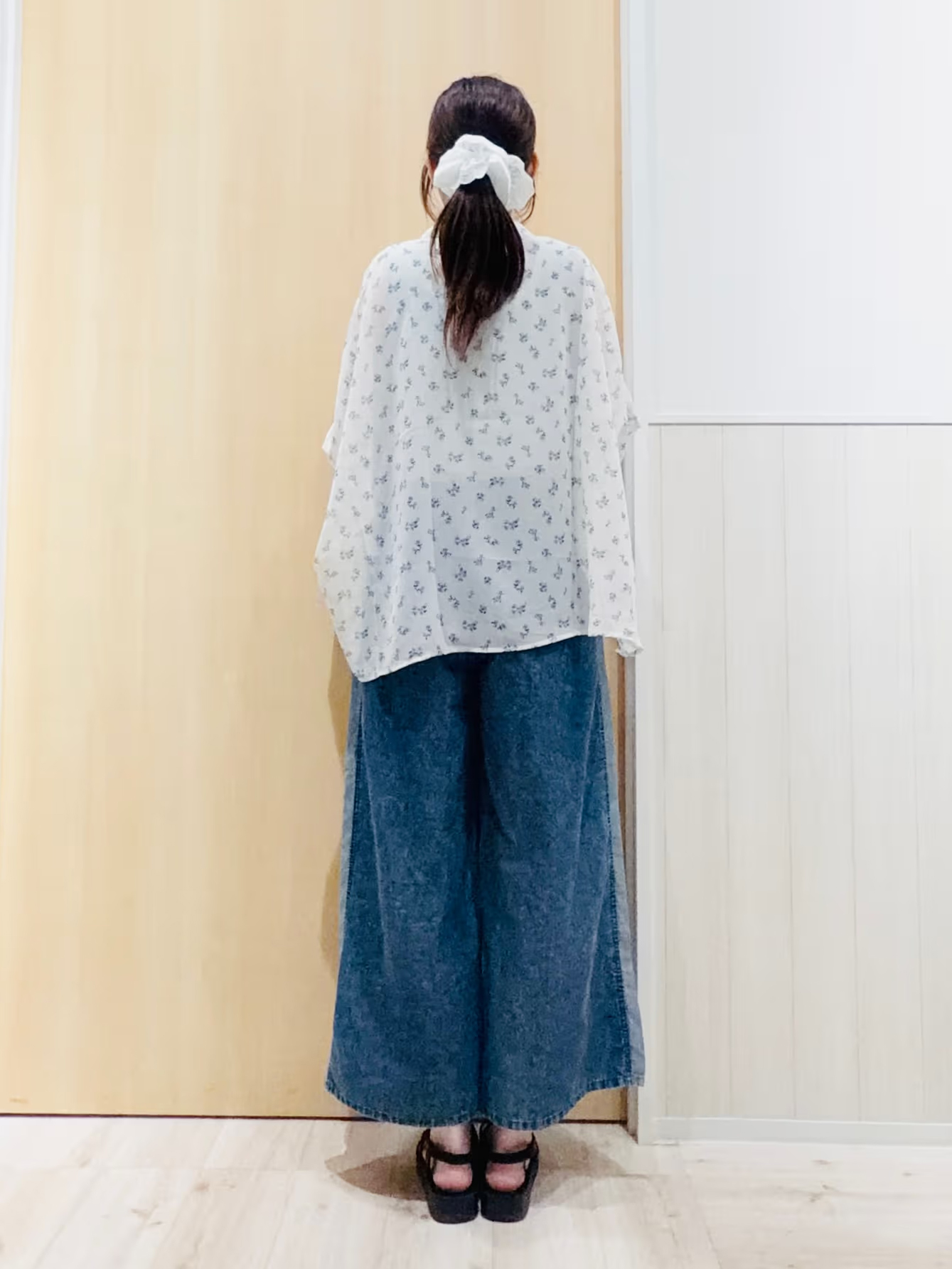 Naさんの「SHOO･LA･RUE｜【洗濯機可/S-LL】コーデのさりげないアクセントに　きらきらラメタンクトップ」を使ったコーディネート